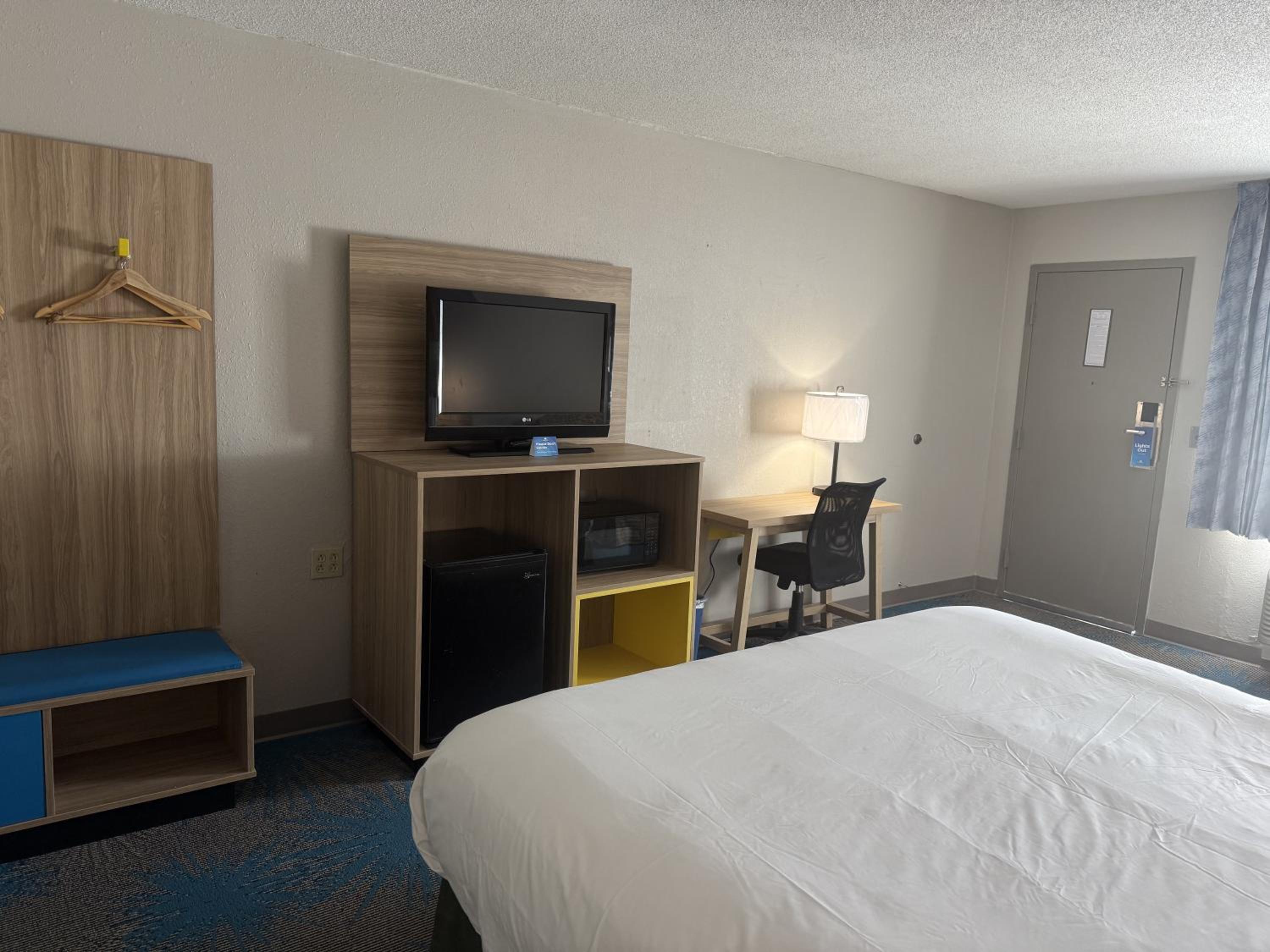 King Room - Non-Smoking - Photo 7