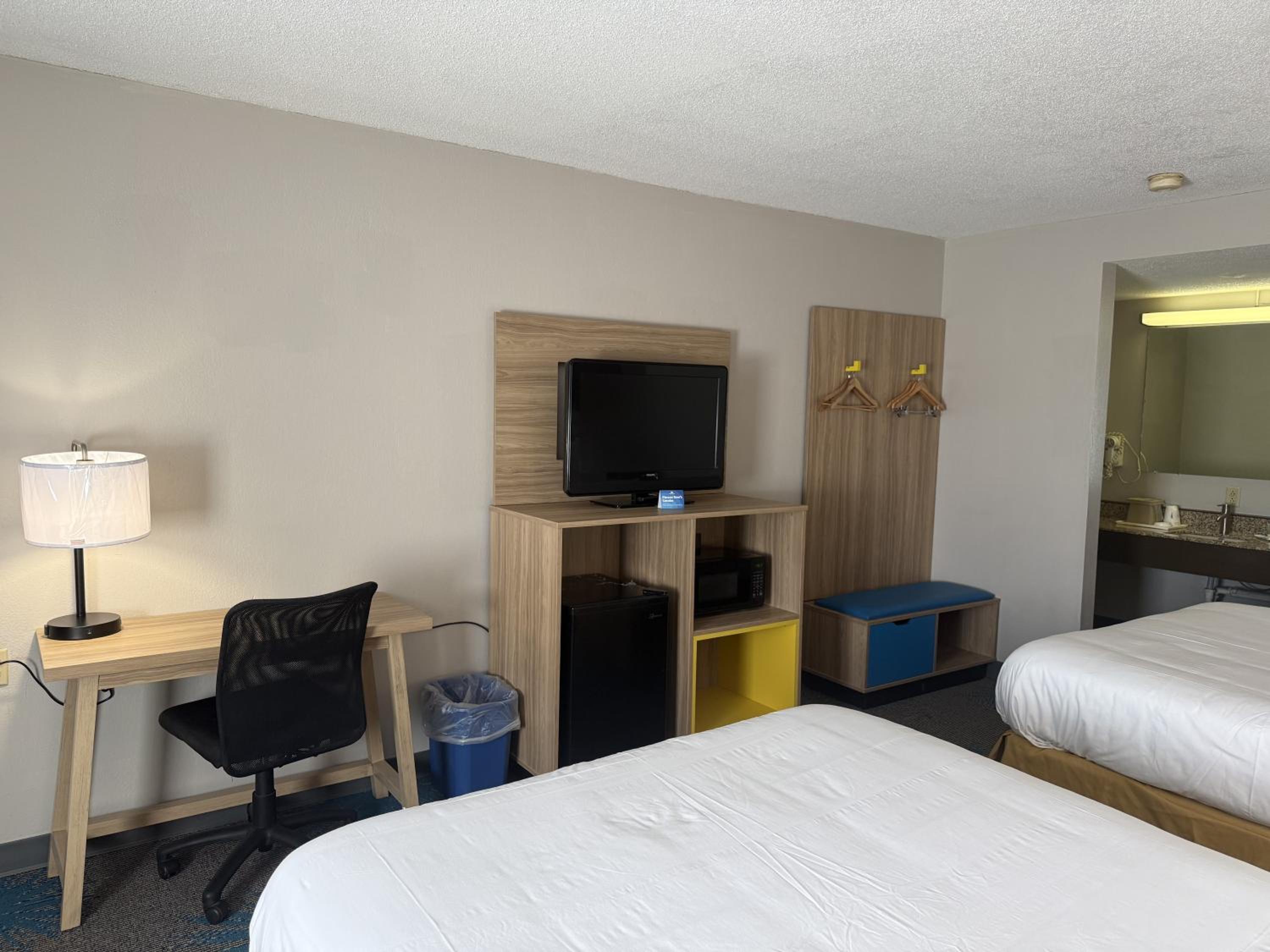 Queen Room with Two Queen Beds - Non-Smoking - Photo 6