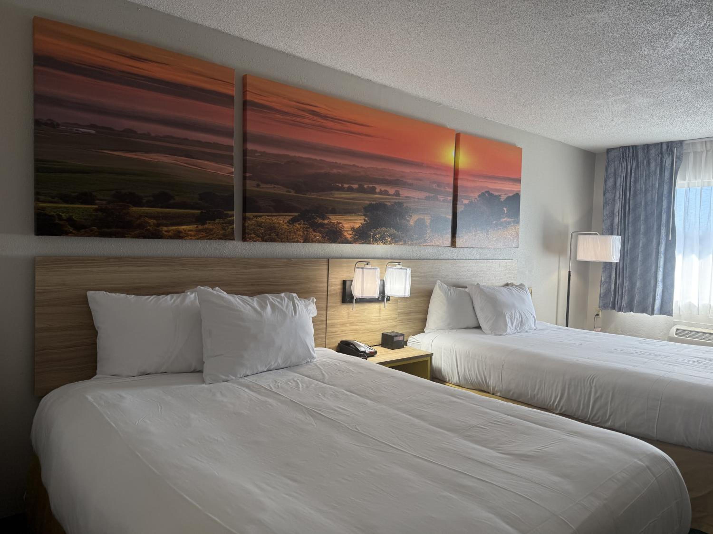 Queen Room with Two Queen Beds - Non-Smoking - Photo 7