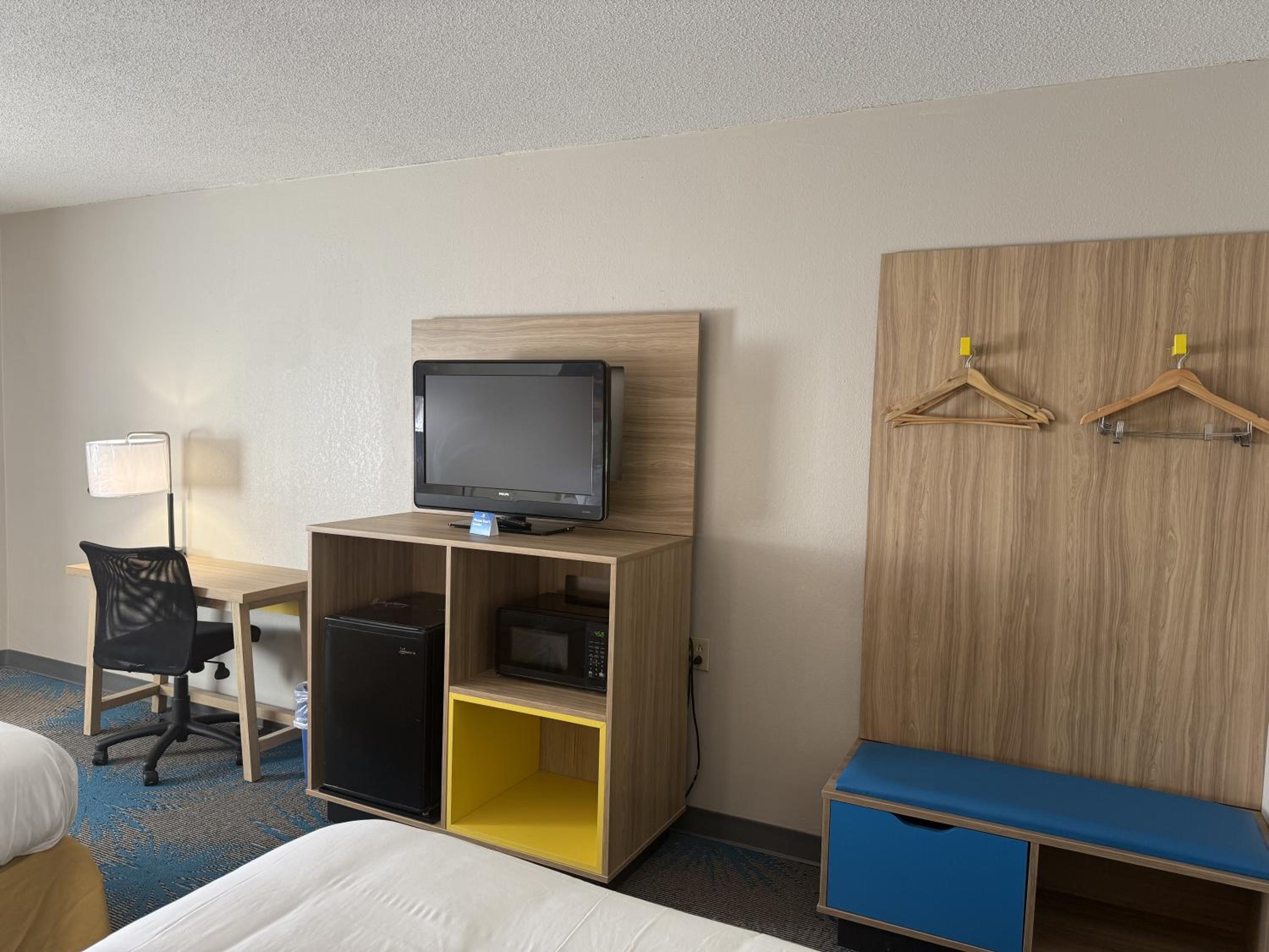 Queen Room with Two Queen Beds - Non-Smoking - Photo 8