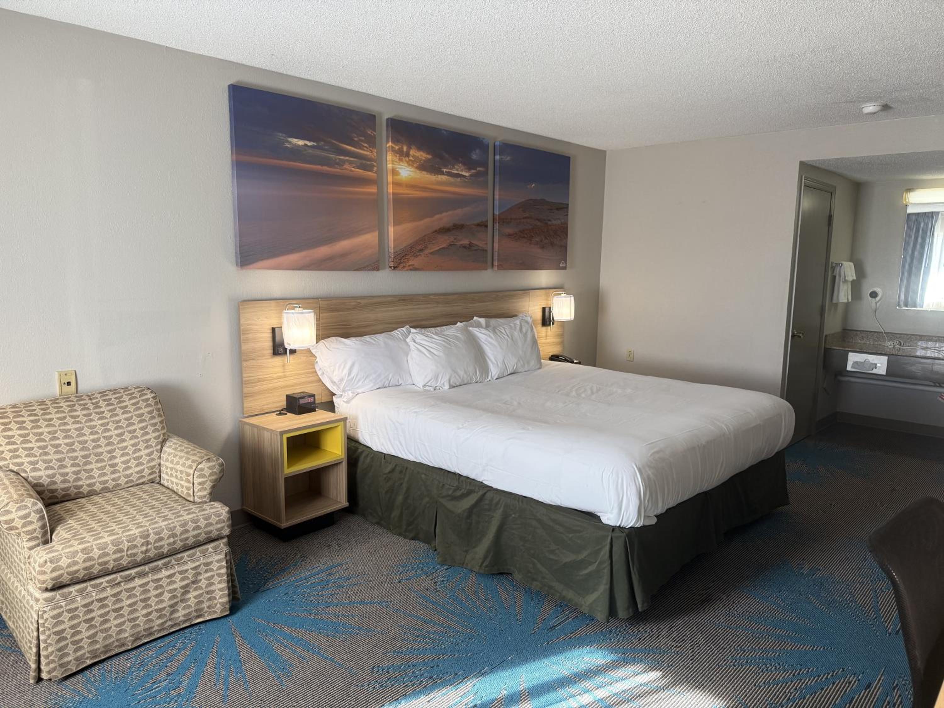 King Room - Non-Smoking - Photo 8
