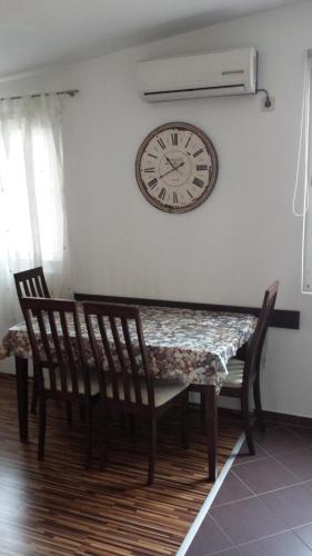 One-Bedroom Apartment - Photo 1