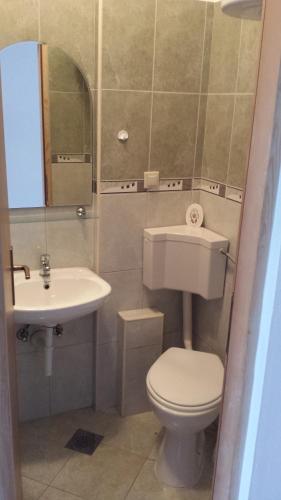 One-Bedroom Apartment - Photo 4