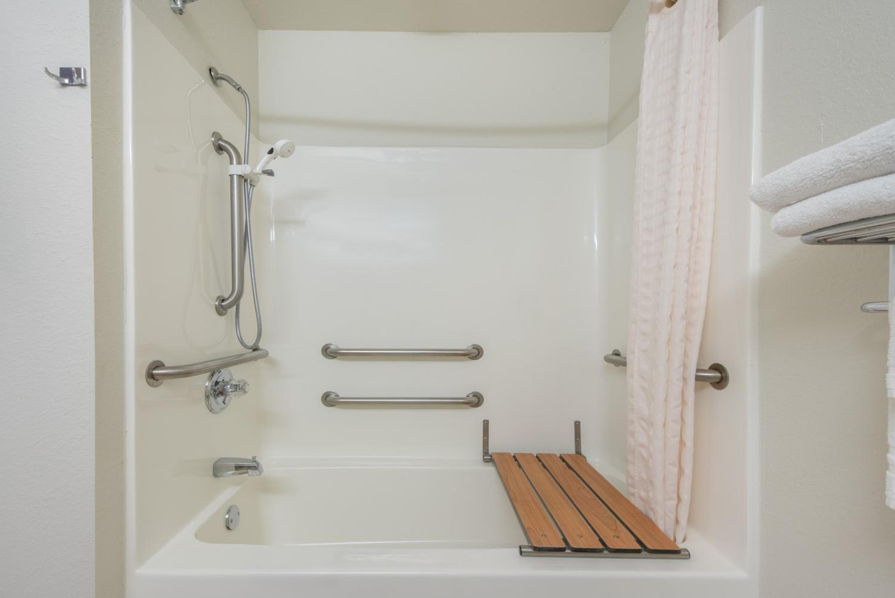 Queen Room with Two Queen Beds - Disability Access/Non-Smoking - Photo 4