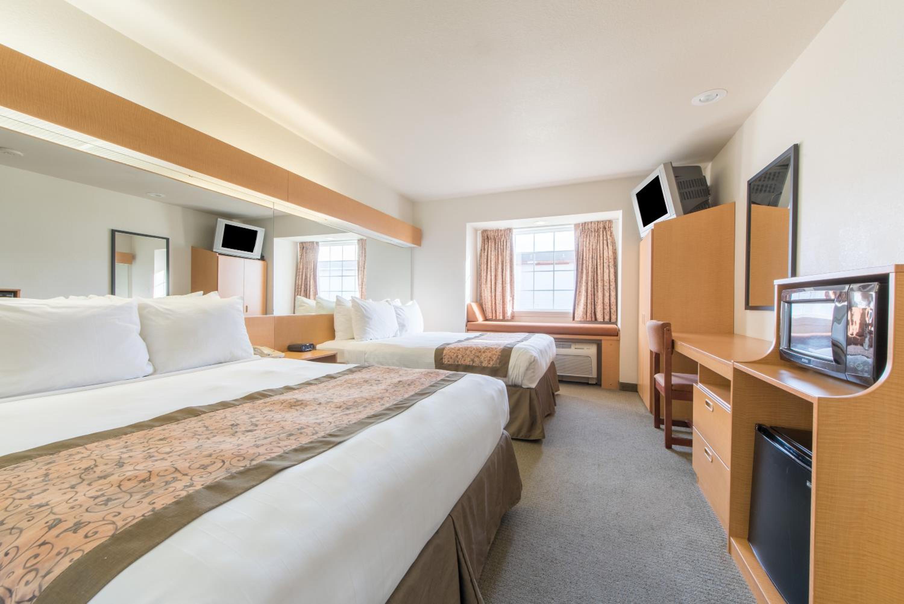 Queen Room with Two Queen Beds - Non-Smoking - Photo 4