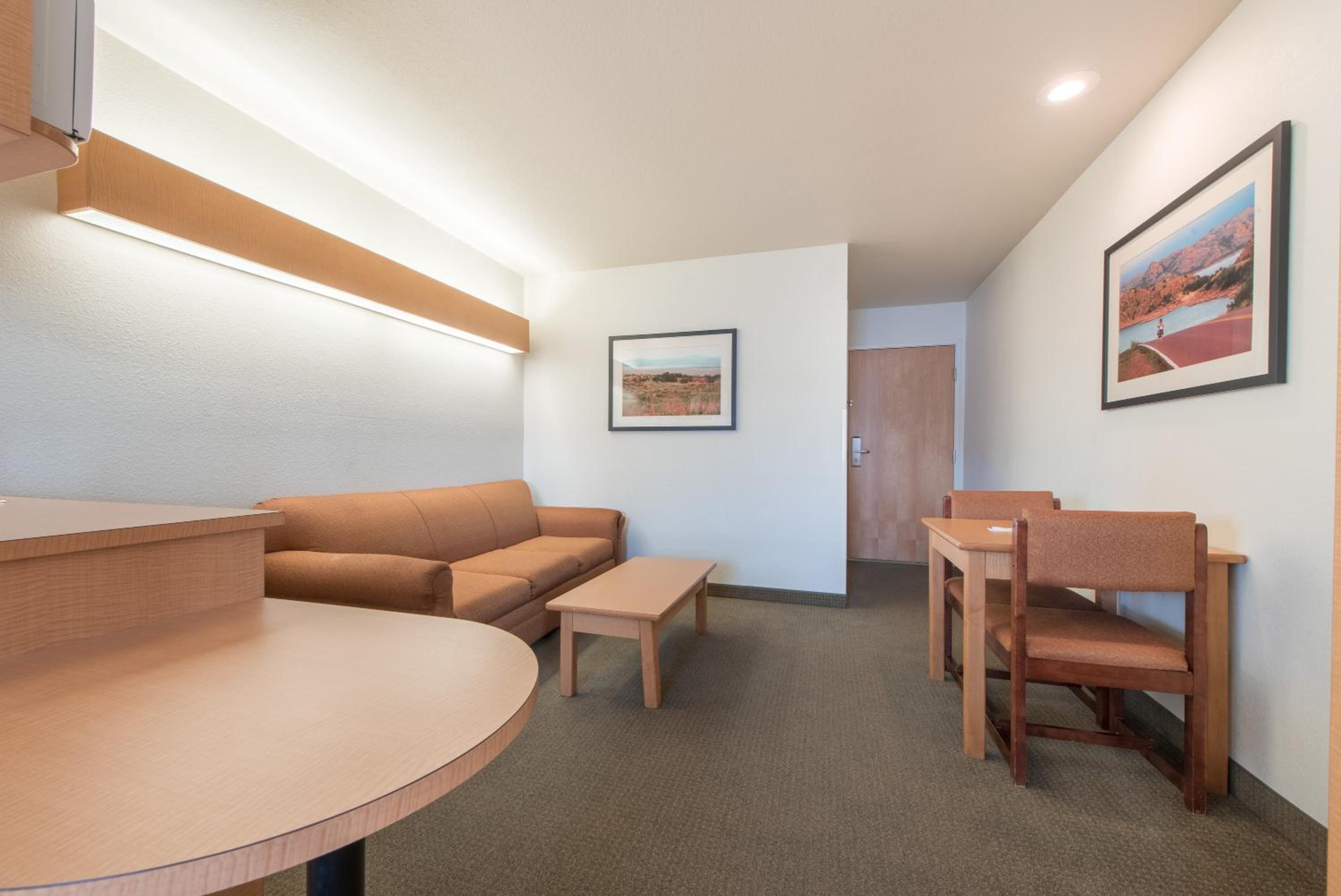 Queen Suite - Non-Smoking - Photo 2