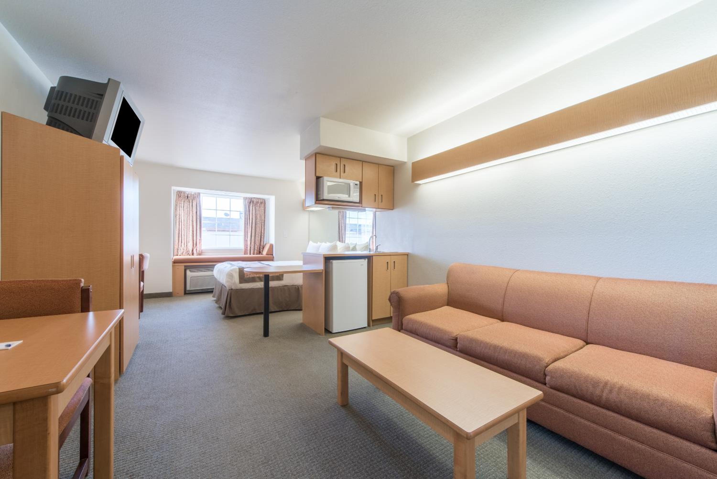 Queen Suite - Non-Smoking - Photo 4