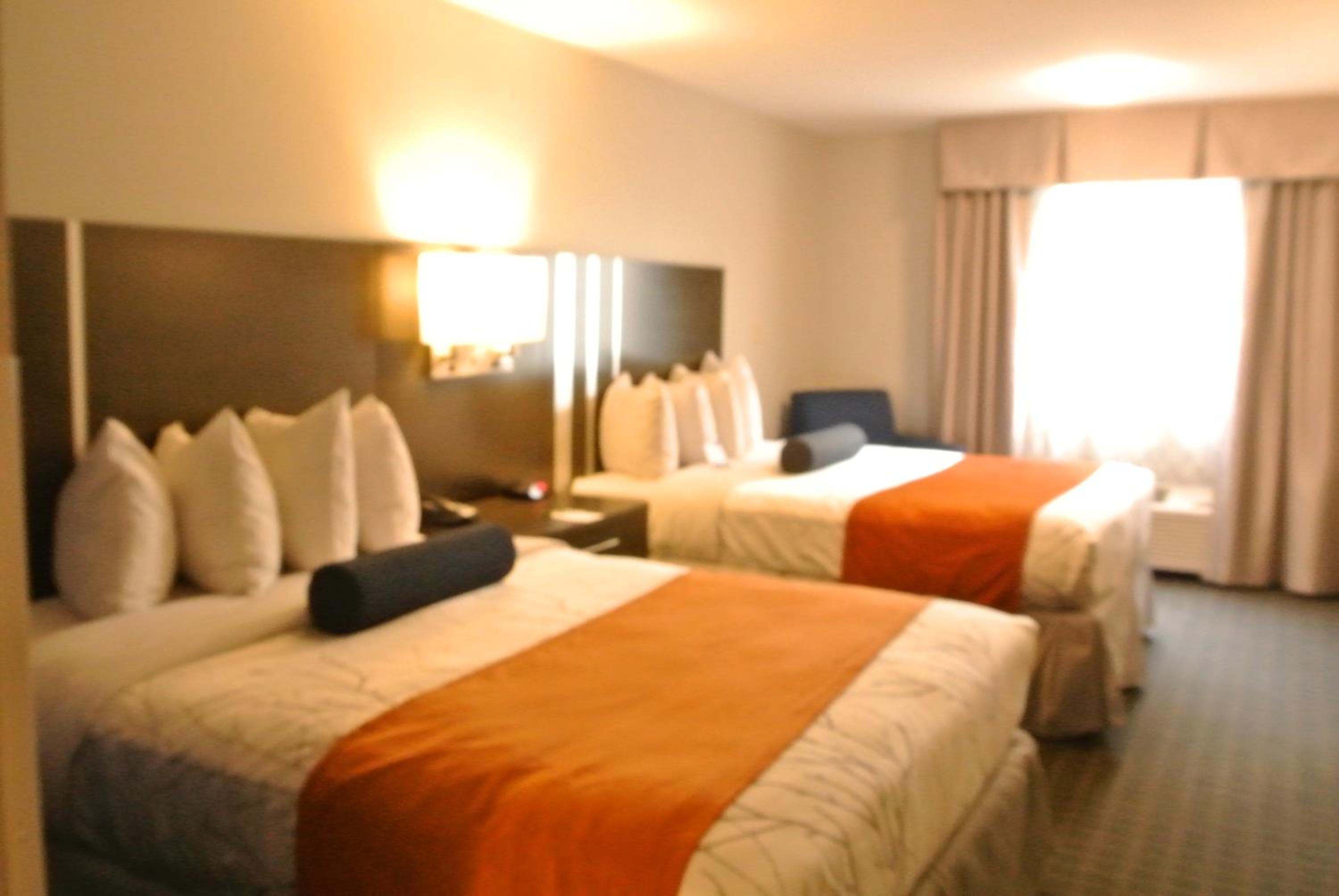 Queen Room with Two Queen Beds - Photo 3