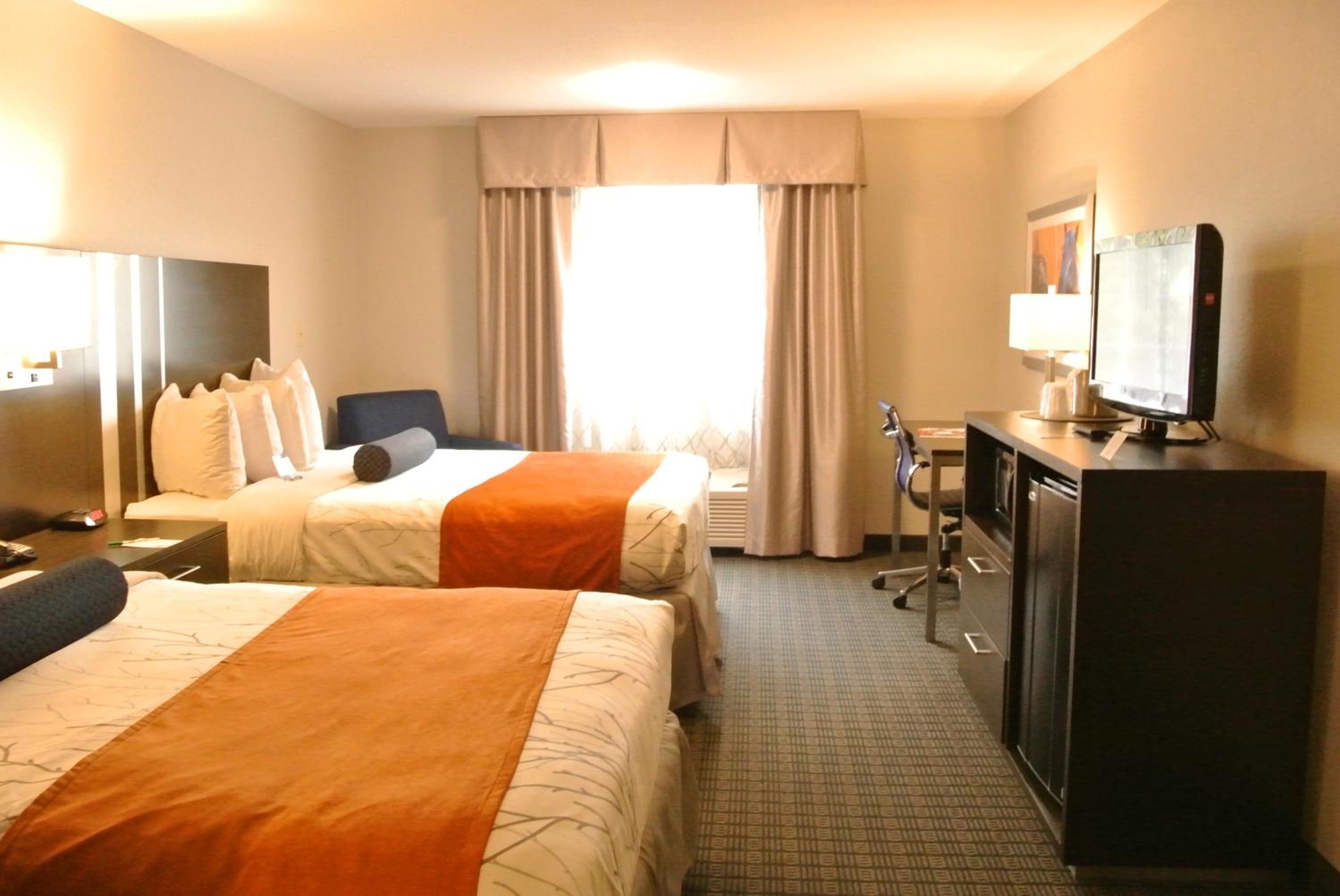 Queen Room with Two Queen Beds - Photo 2