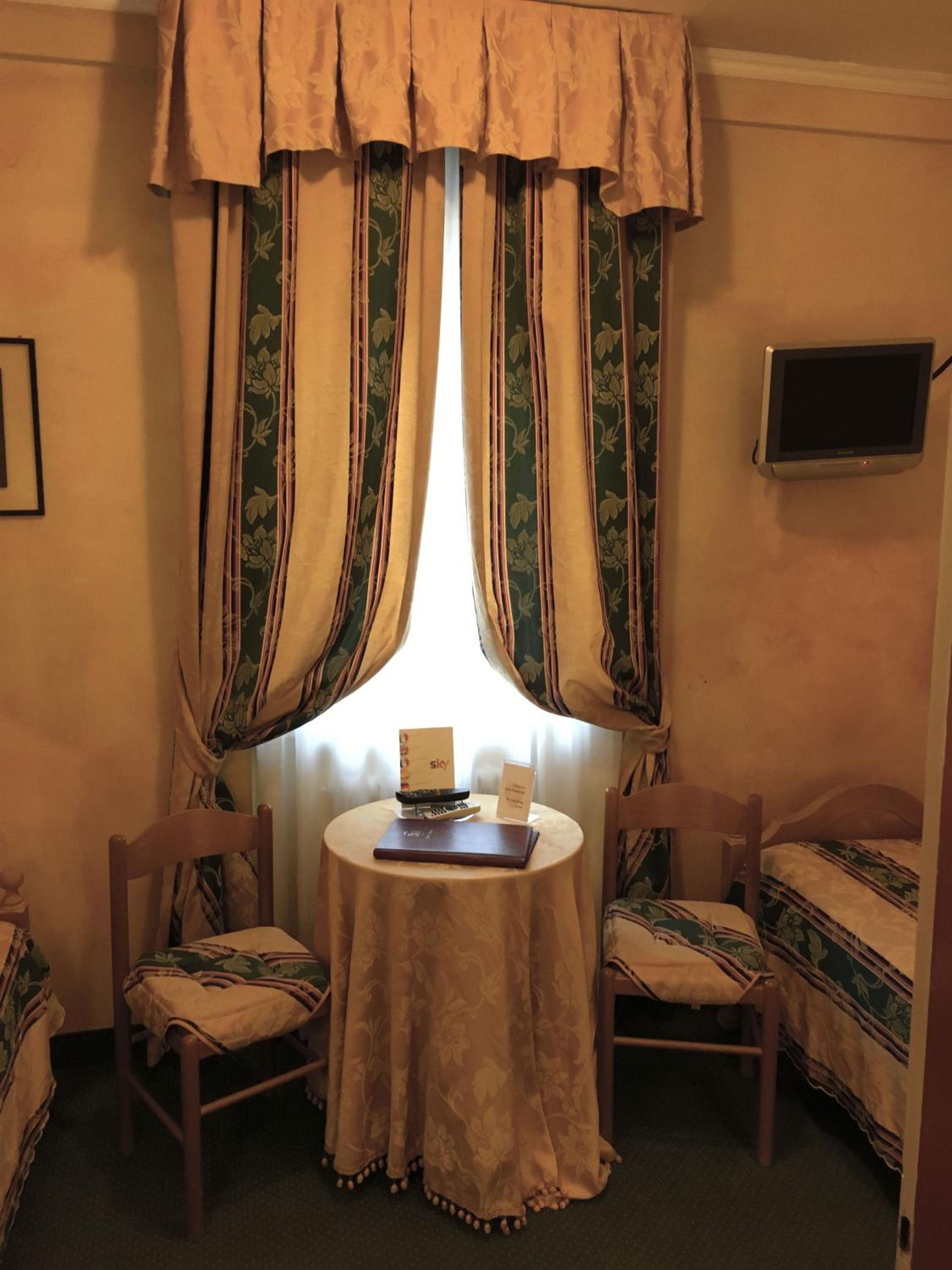Economy Twin Room - Photo 2