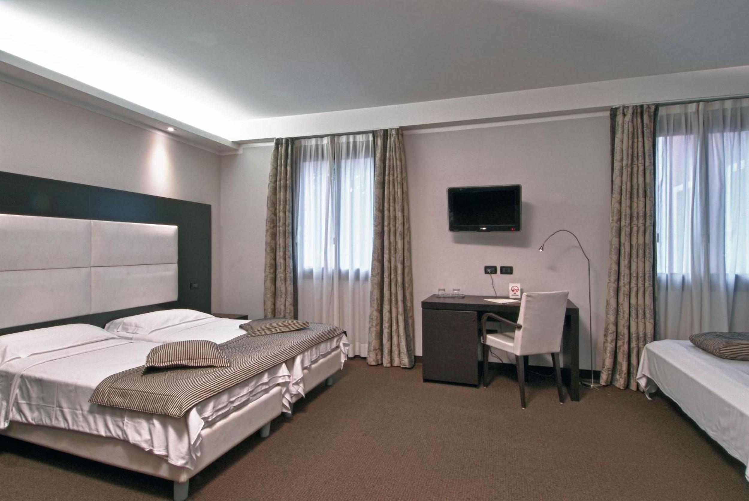 Quadruple Room thumbnail 5