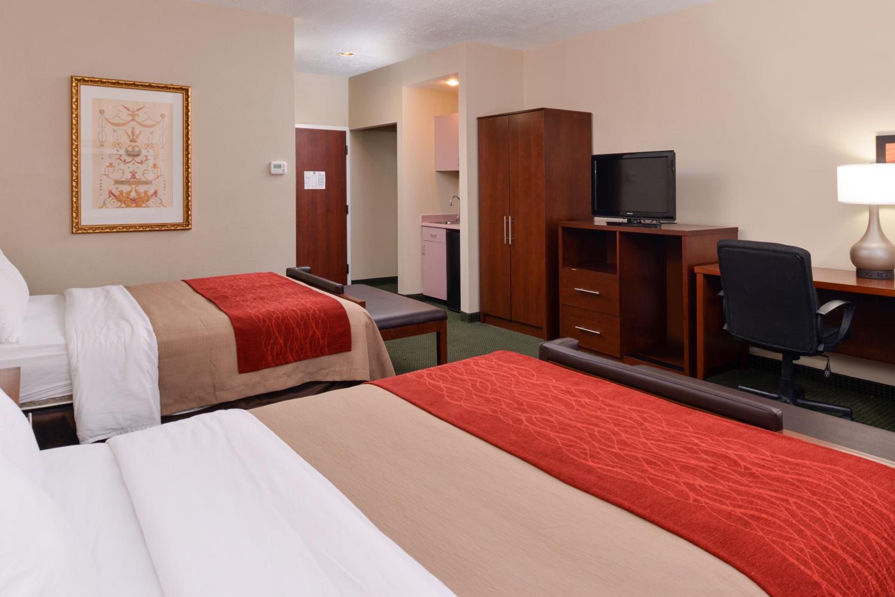 Queen Room with Two Queen Beds - Non-Smoking - Photo 2