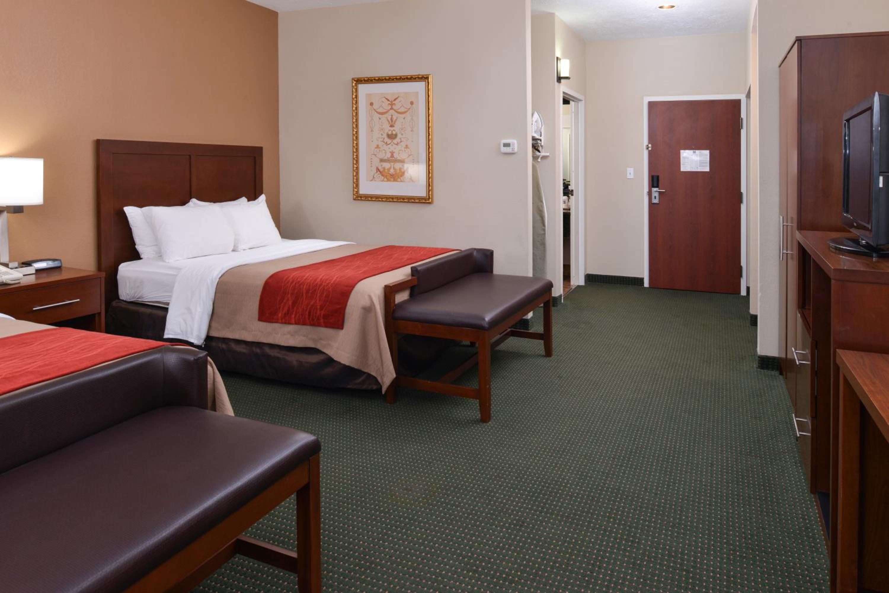 Queen Room with Two Queen Beds - Non-Smoking - Photo 3