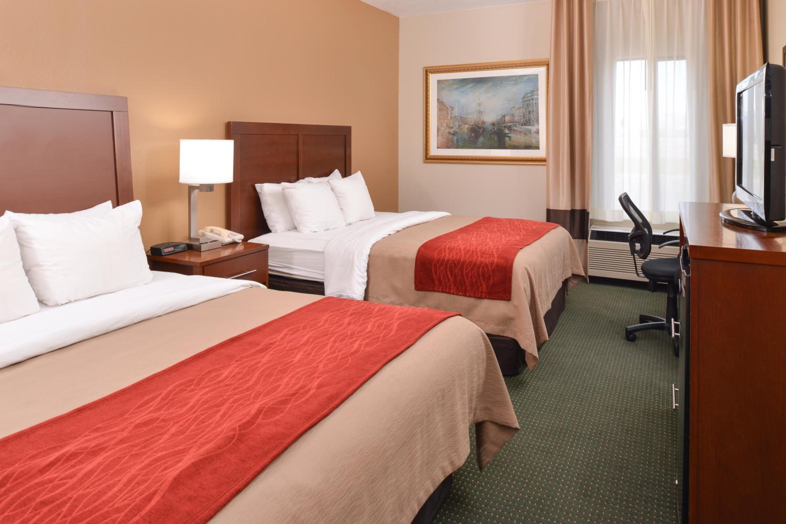 Queen Room with Two Queen Beds - Non-Smoking - Photo 4