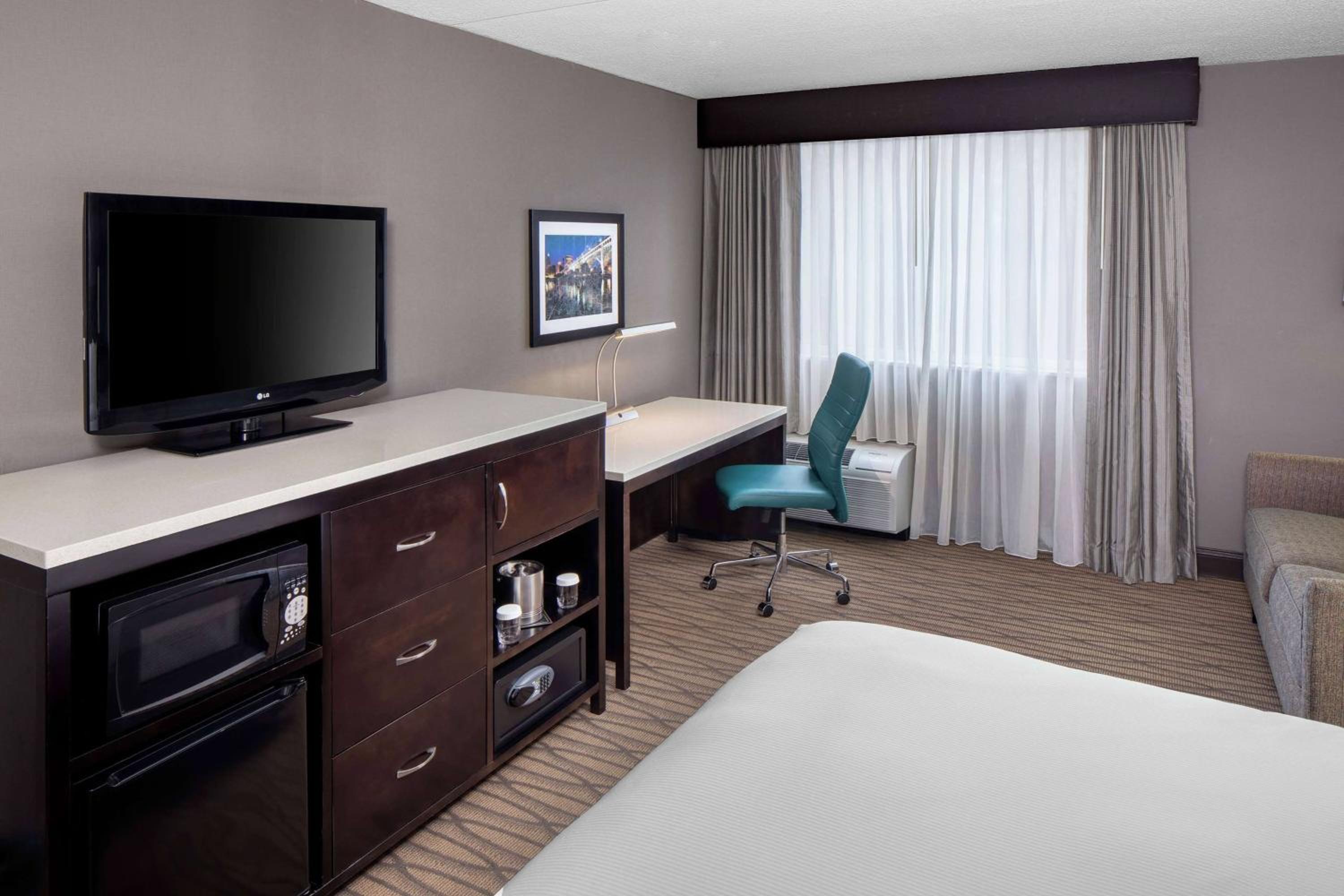 King Room with Mobility/Hearing Access and Roll-In Shower, Non-Smoking photo 2