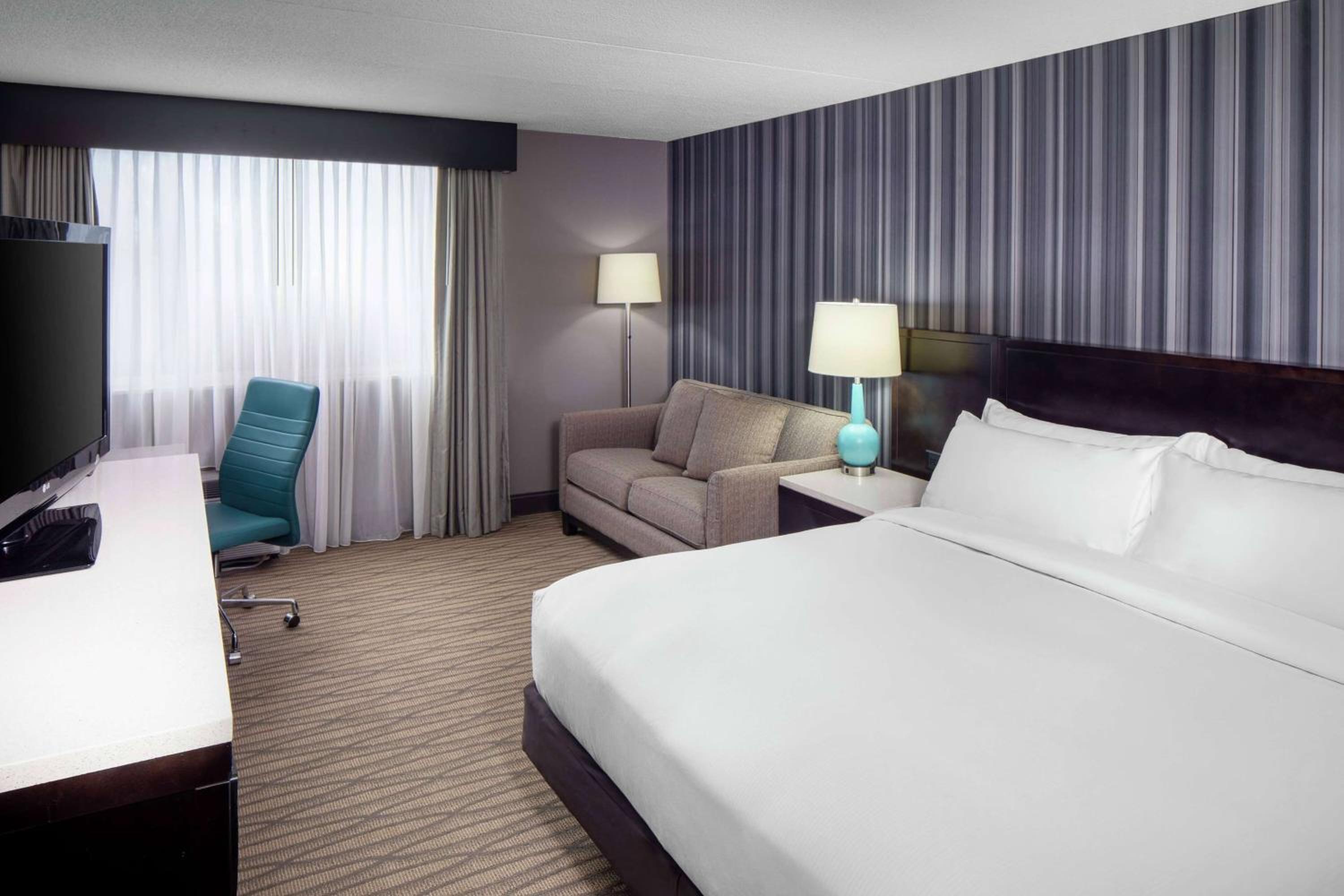 King Room with Mobility/Hearing Access and Roll-In Shower, Non-Smoking photo 3