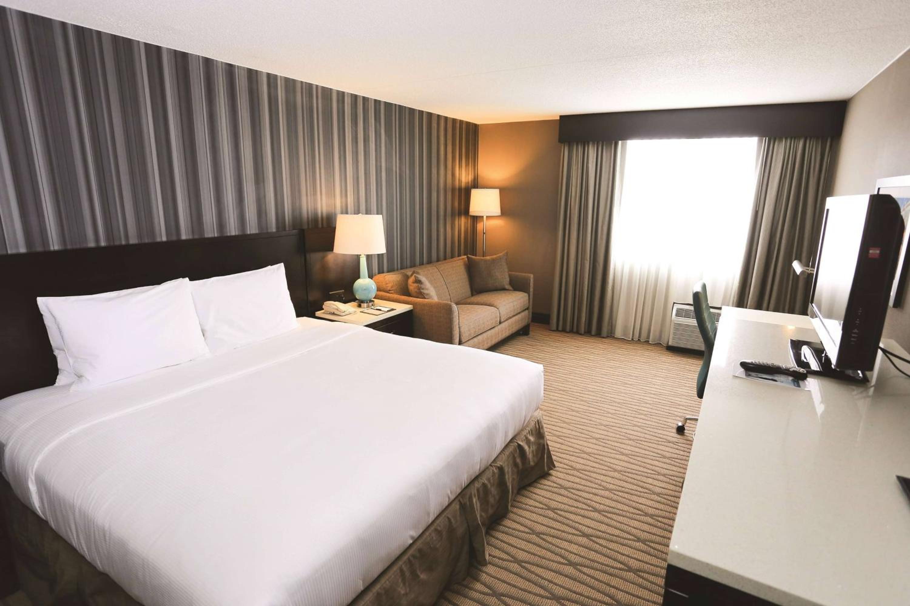 One-Bedroom King Suite, Non-Smoking photo 3