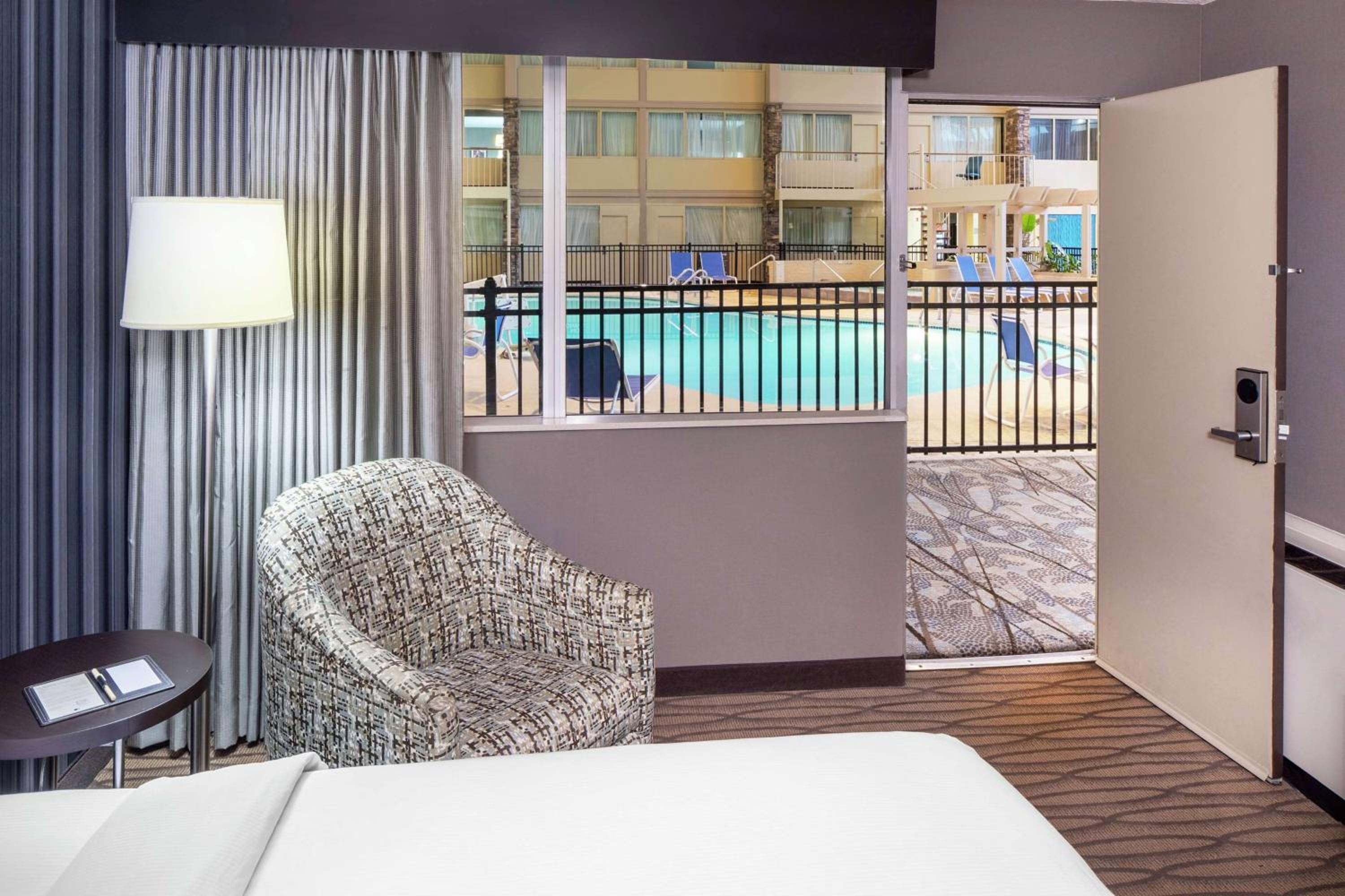 Double Room with Two Double Beds and Poolside - Non-Smoking photo 2