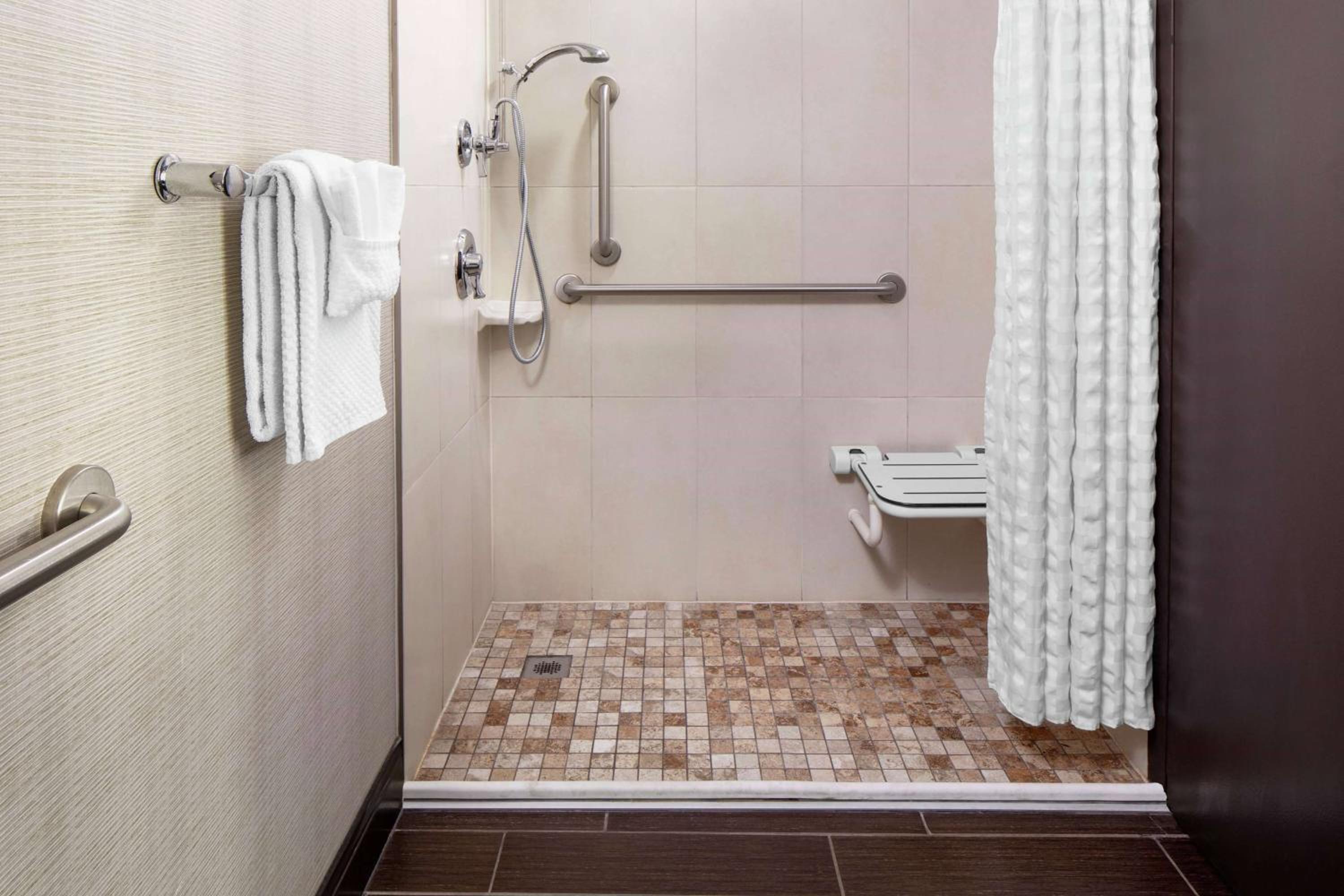 King Room with Mobility/Hearing Access and Roll-In Shower, Non-Smoking photo 2
