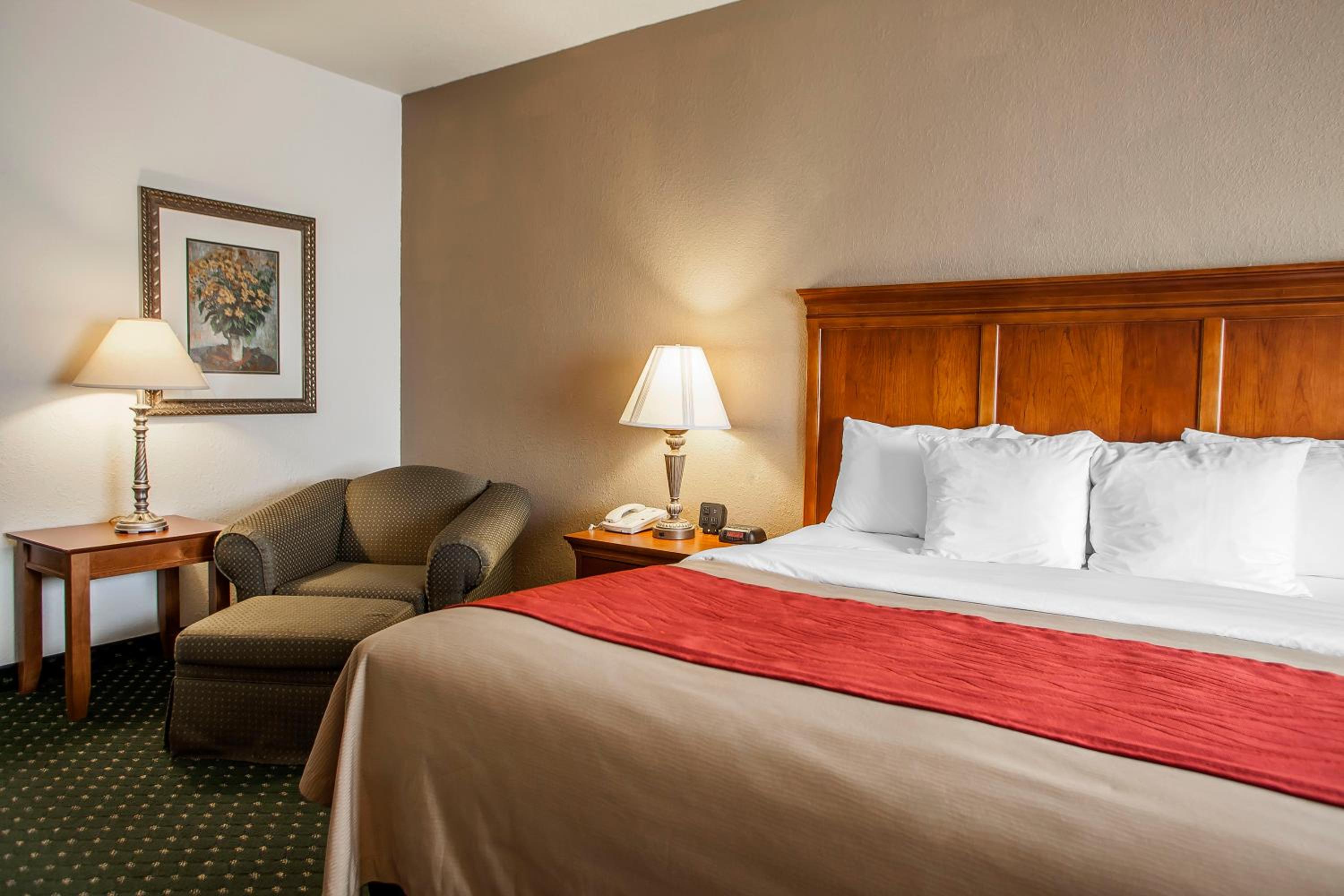 Queen Room with Two Queen Beds - Photo 5