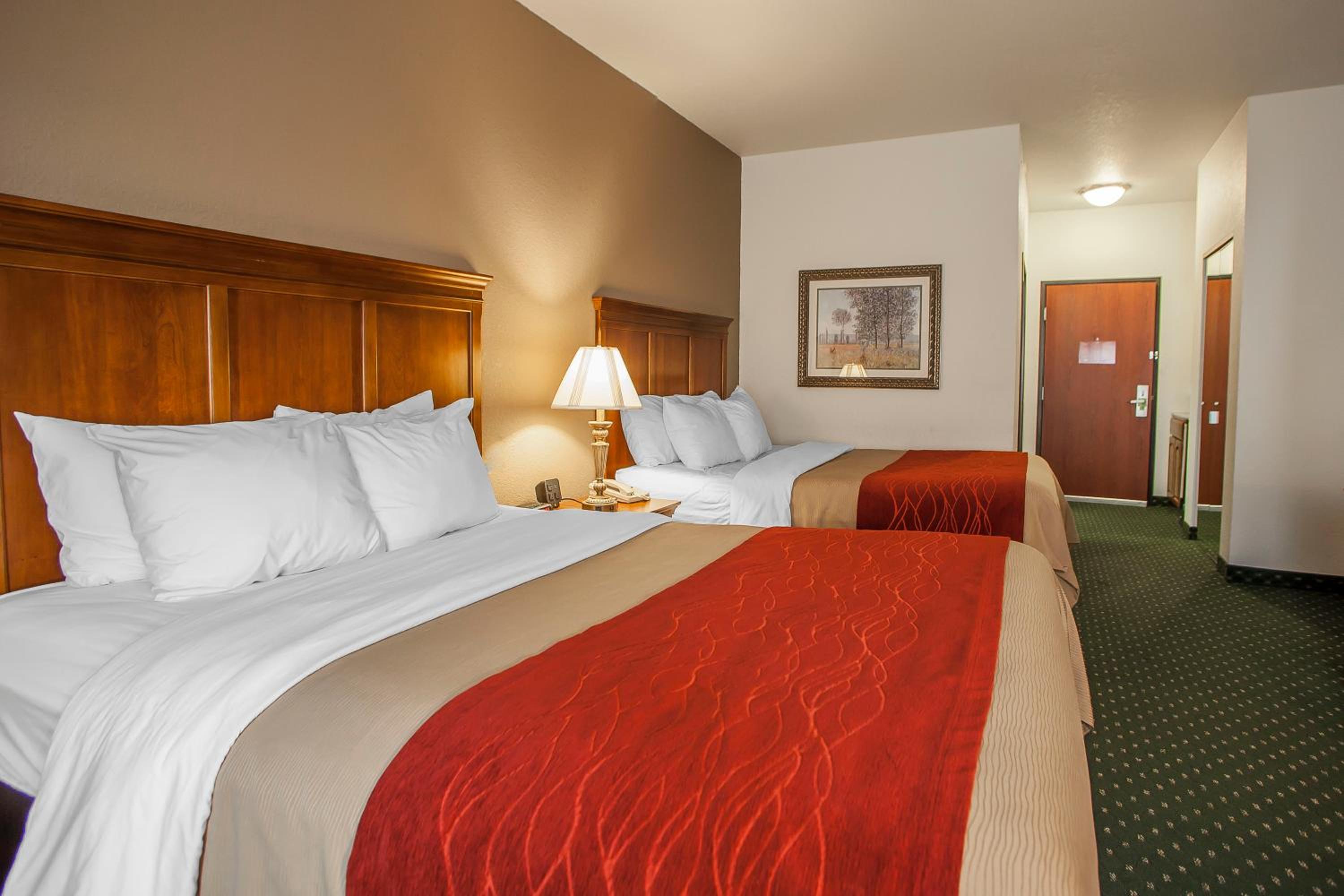 Queen Room with Two Queen Beds - Photo 6