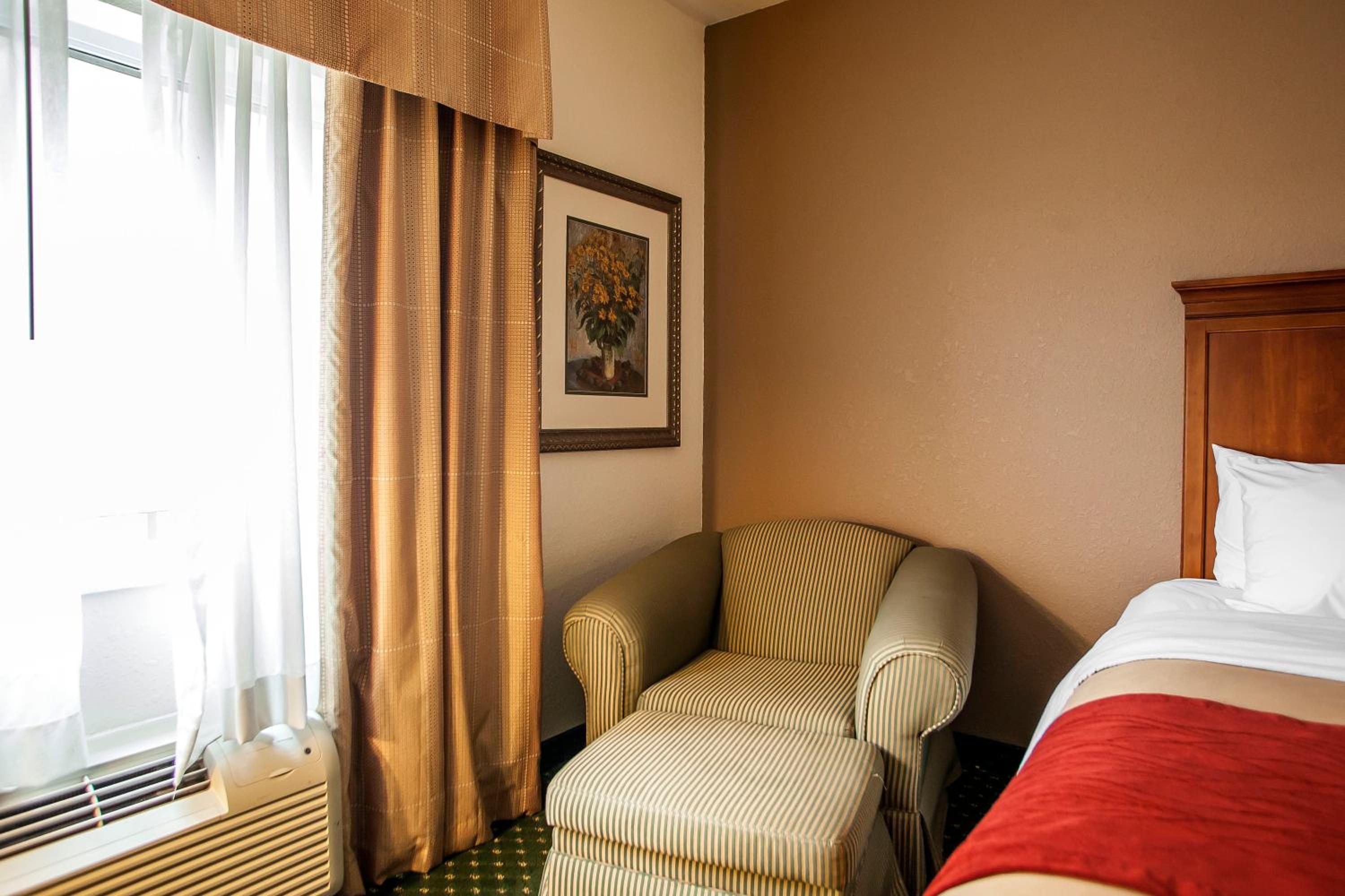 Queen Room with Two Queen Beds - Photo 2