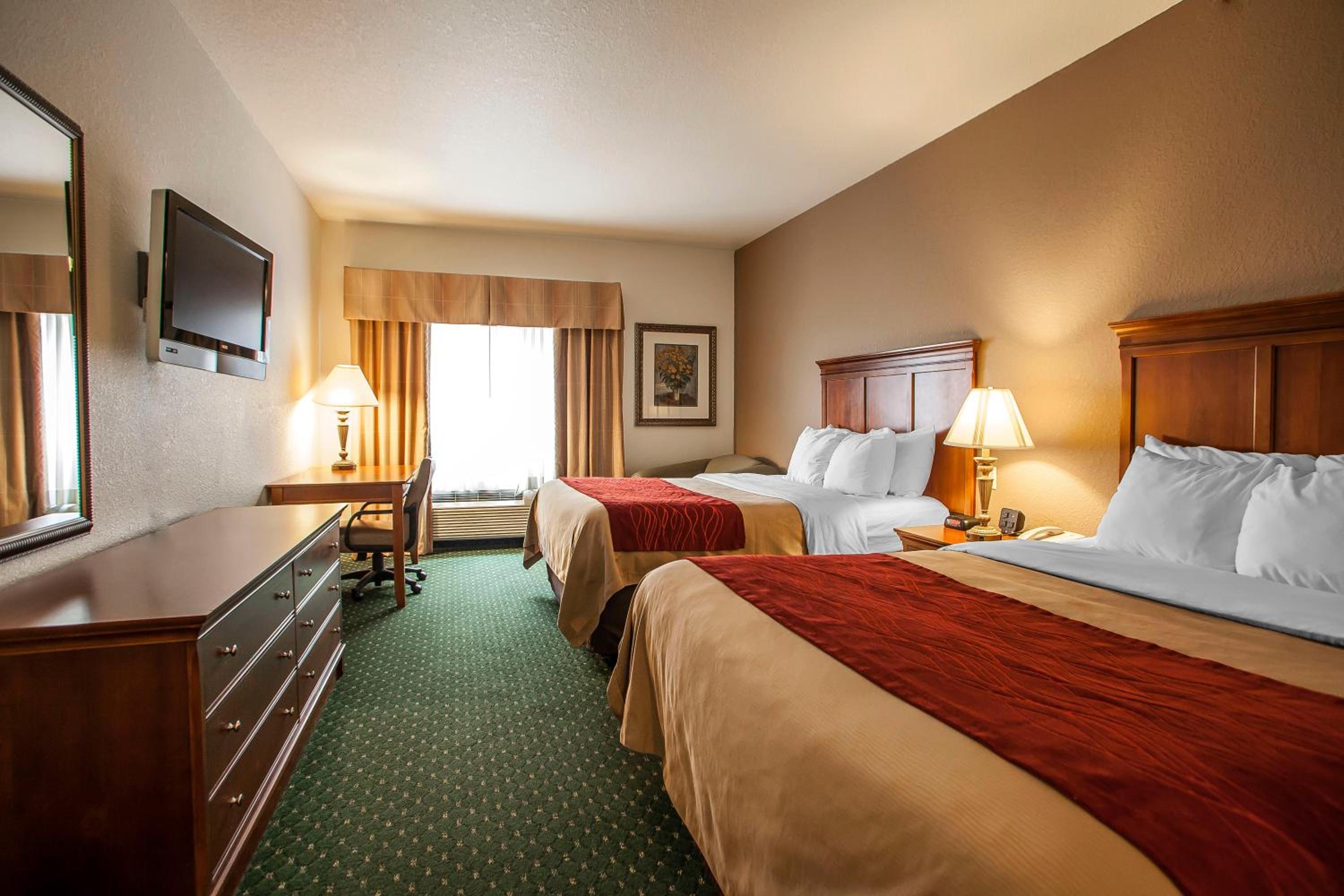 Queen Room with Two Queen Beds - Photo 3