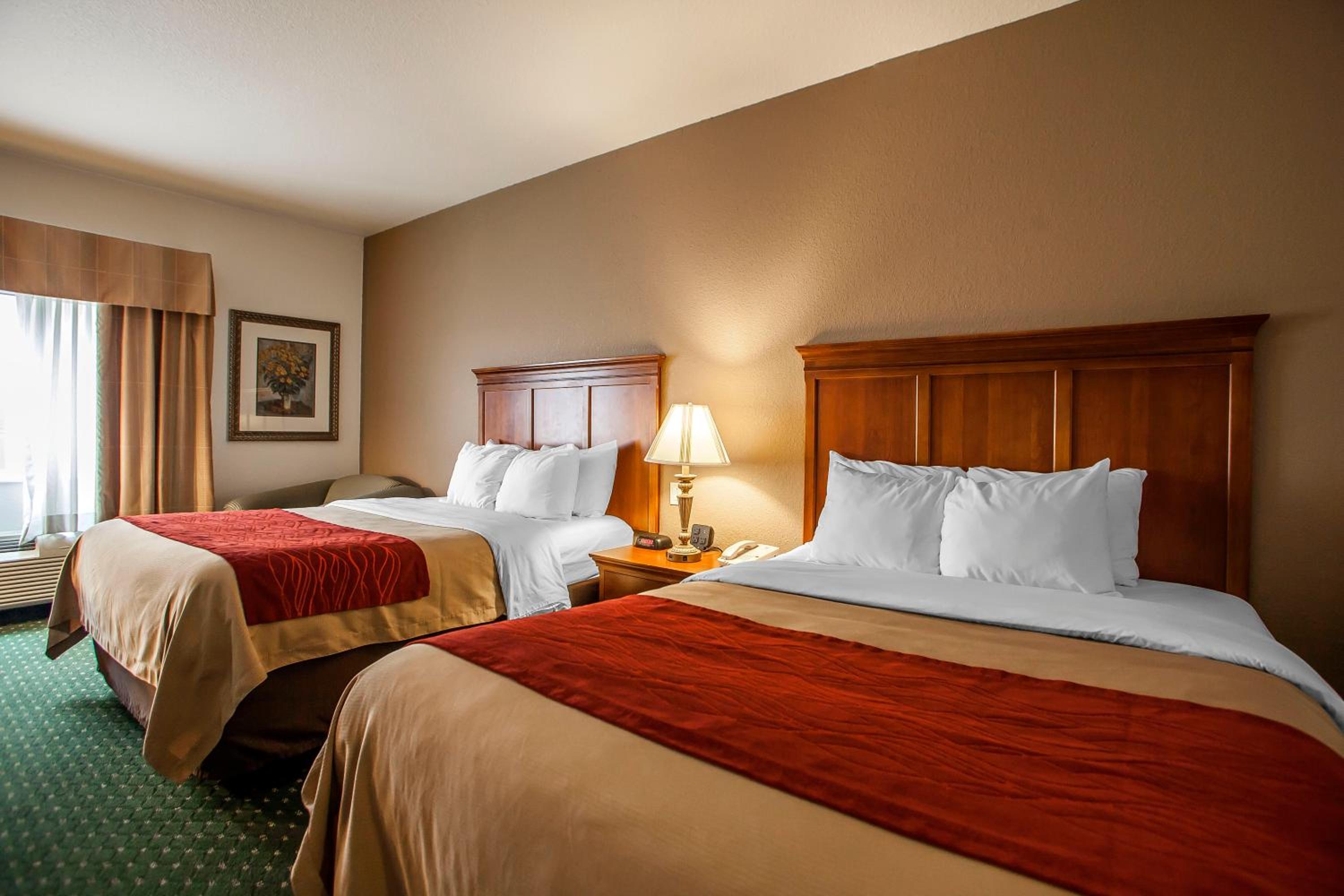 Queen Room with Two Queen Beds - Photo 7