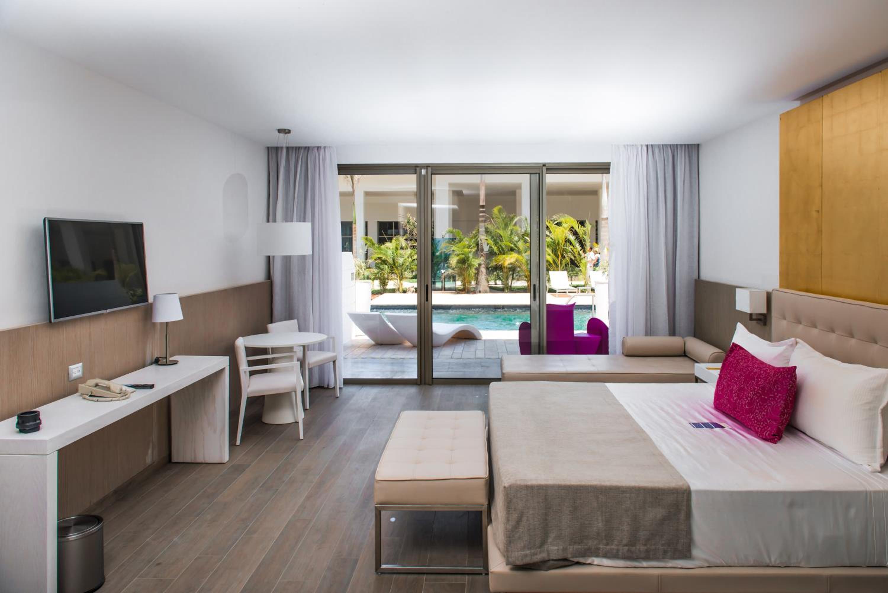 Deluxe Suite Platinum with Pool Access
