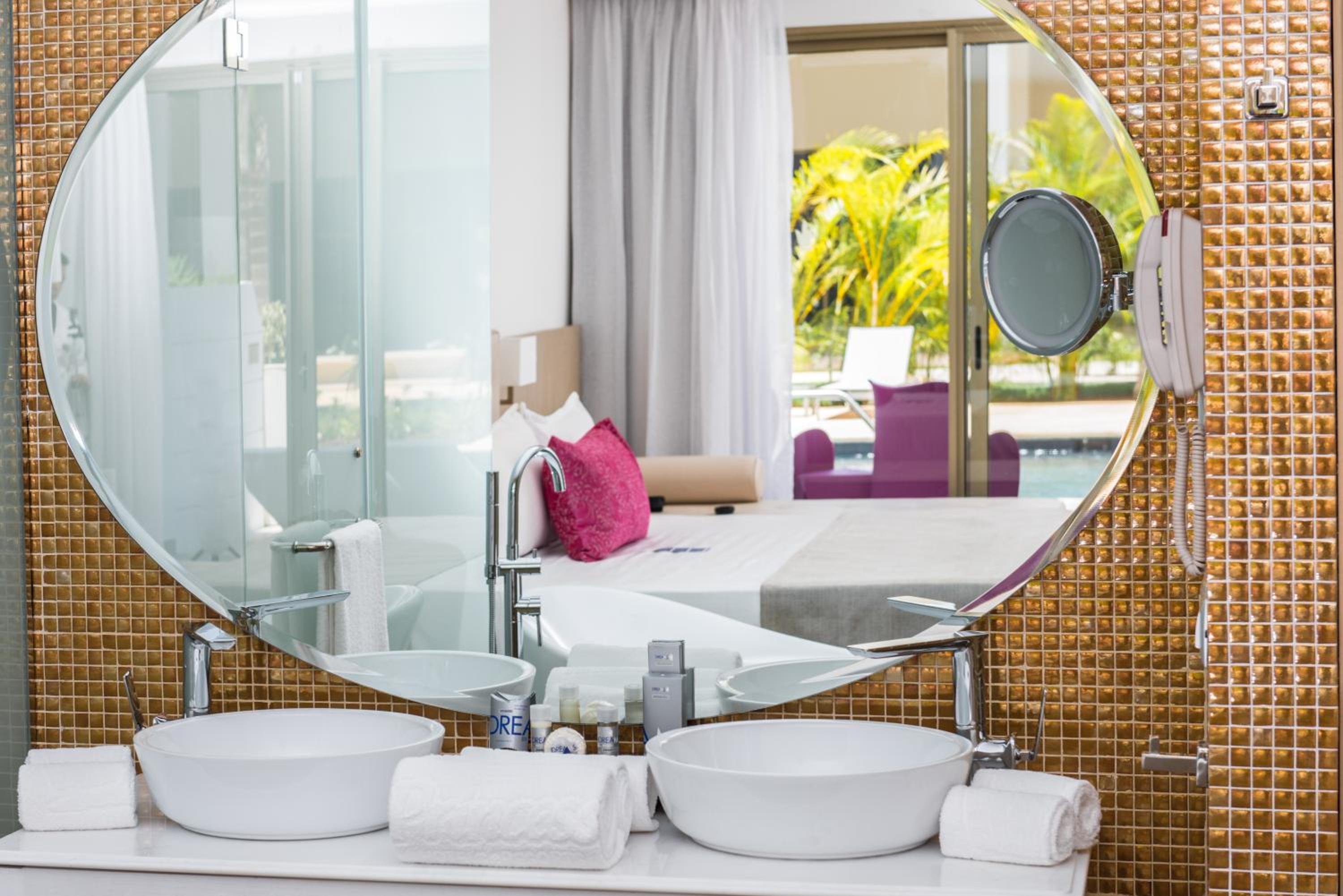 Deluxe Suite Platinum with Pool Access
