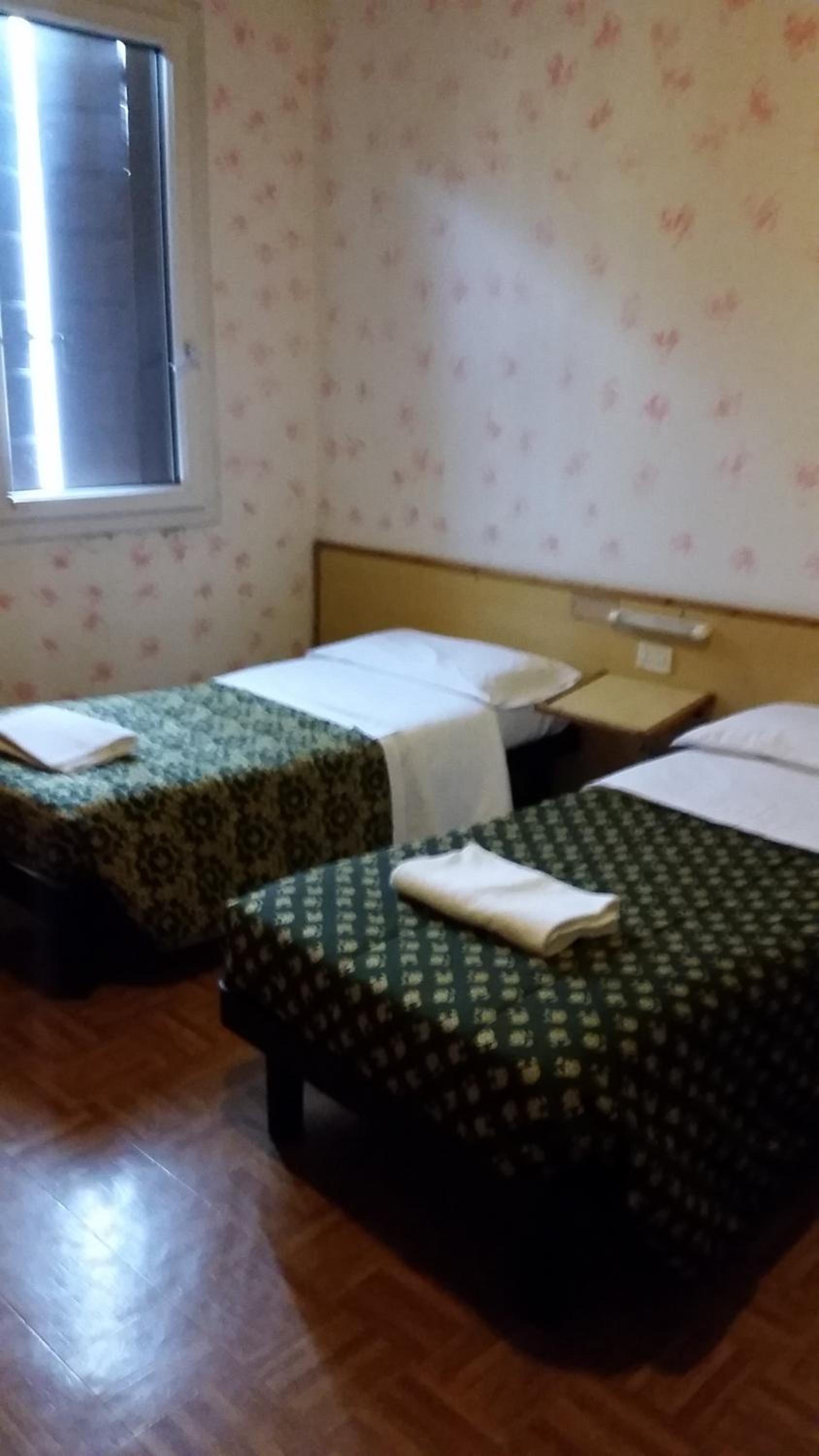 Double or Twin Room with Private Bathroom - Photo 12