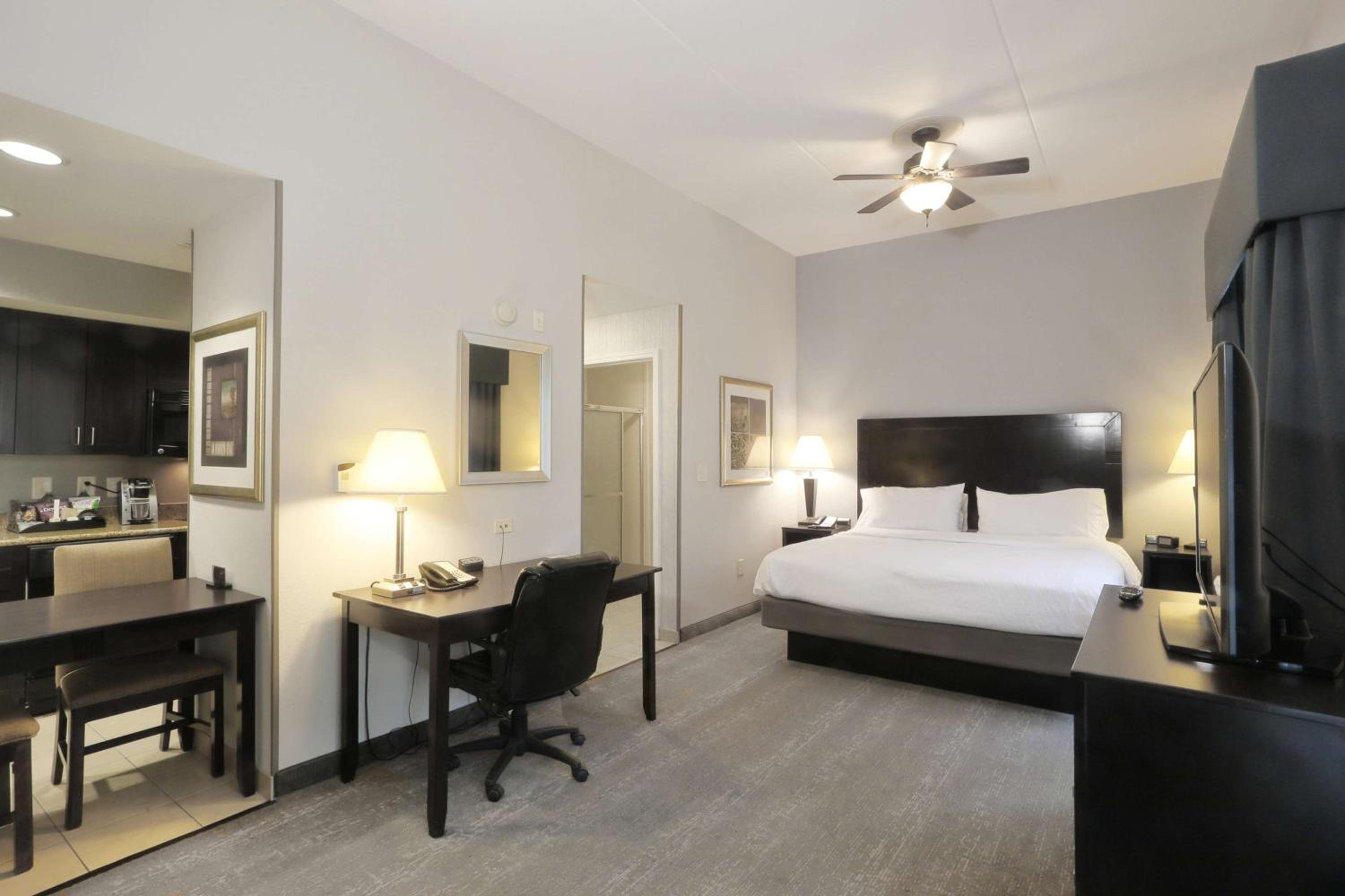 Premium King Studio Suite - Non-Smoking