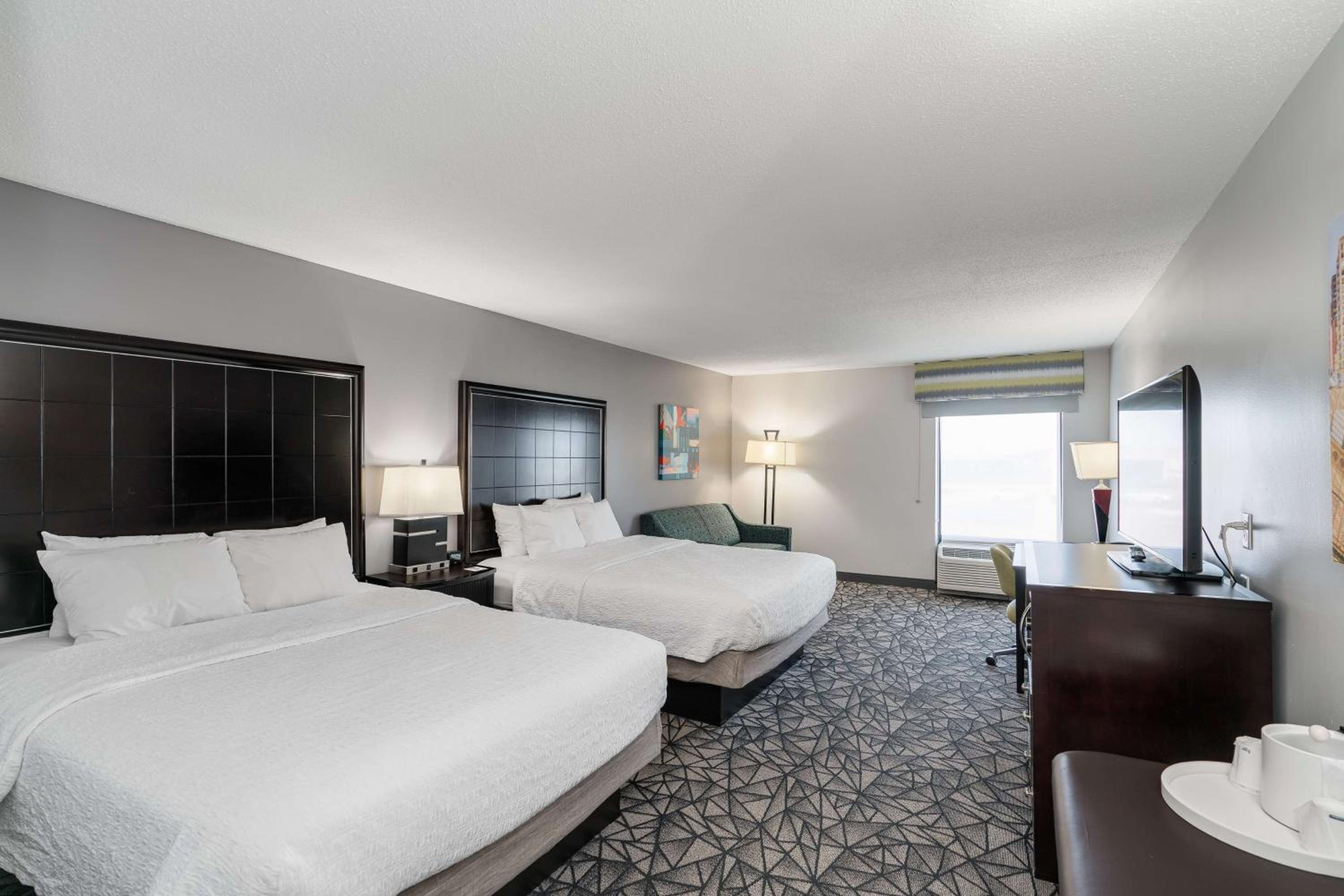 Queen Room with Two Queen Beds and Sofa Bed - Non-Smoking - Photo 2