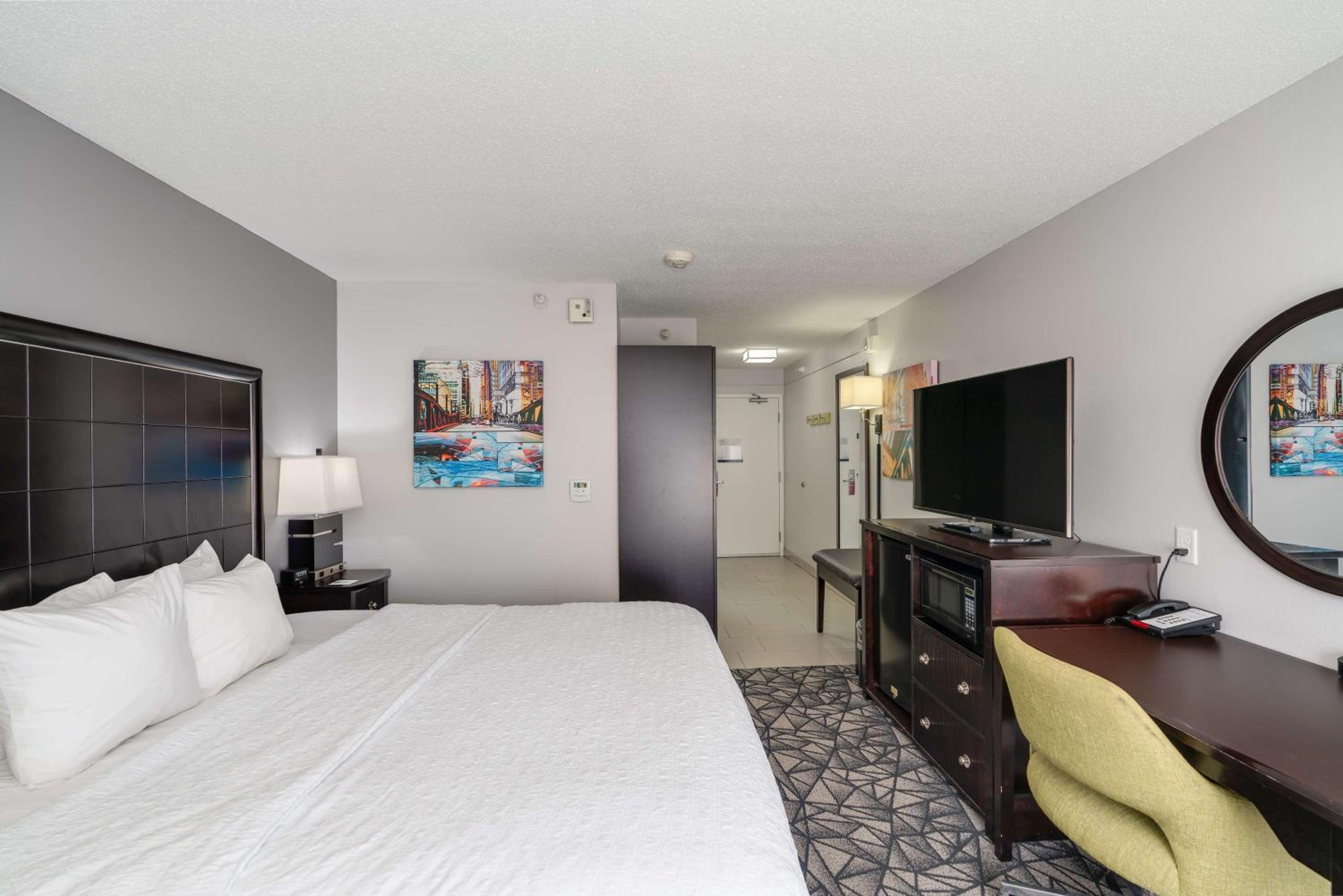 King Room with Accessible Tub - Mobility and Hearing Access/Non-Smoking - Photo 1