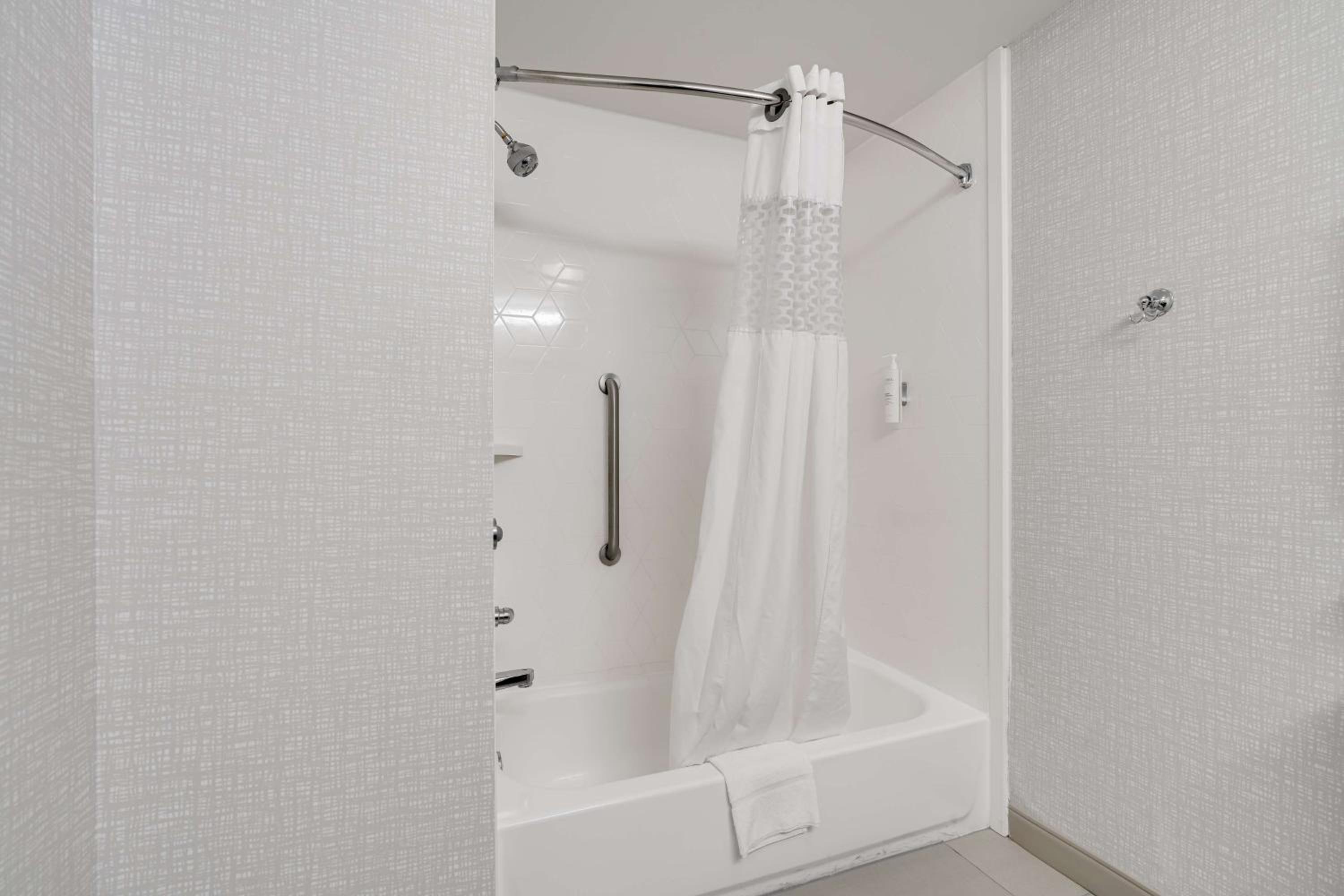 King Room with Accessible Tub - Mobility and Hearing Access/Non-Smoking - Photo 2