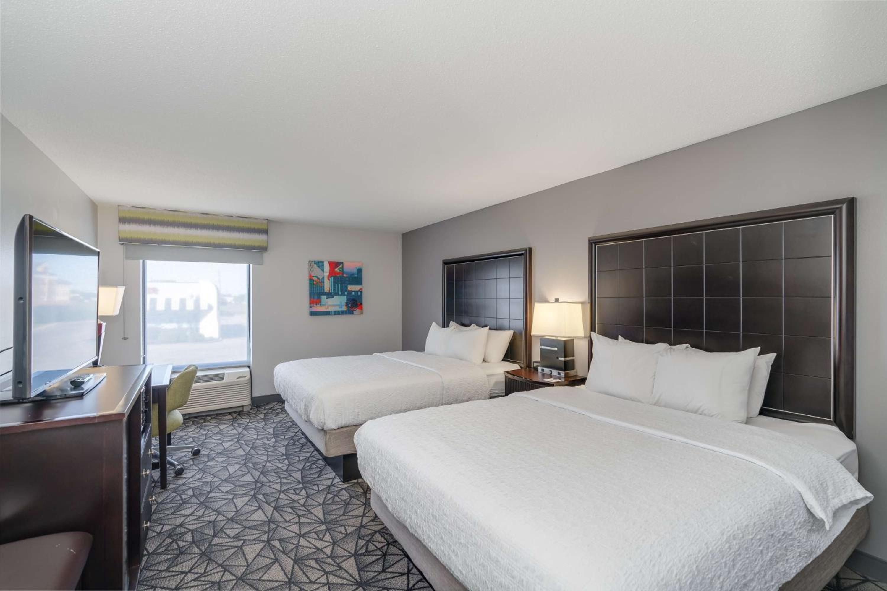 Queen Room with Two Queen Beds - Hearing Access/Non-Smoking - Photo 2