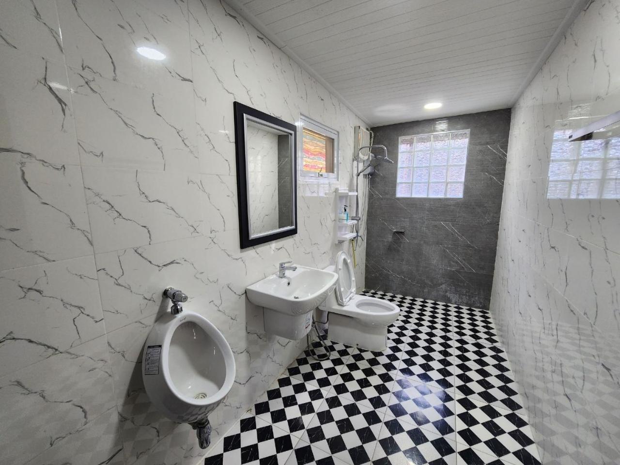 Twin Room with Bathroom - Photo 3