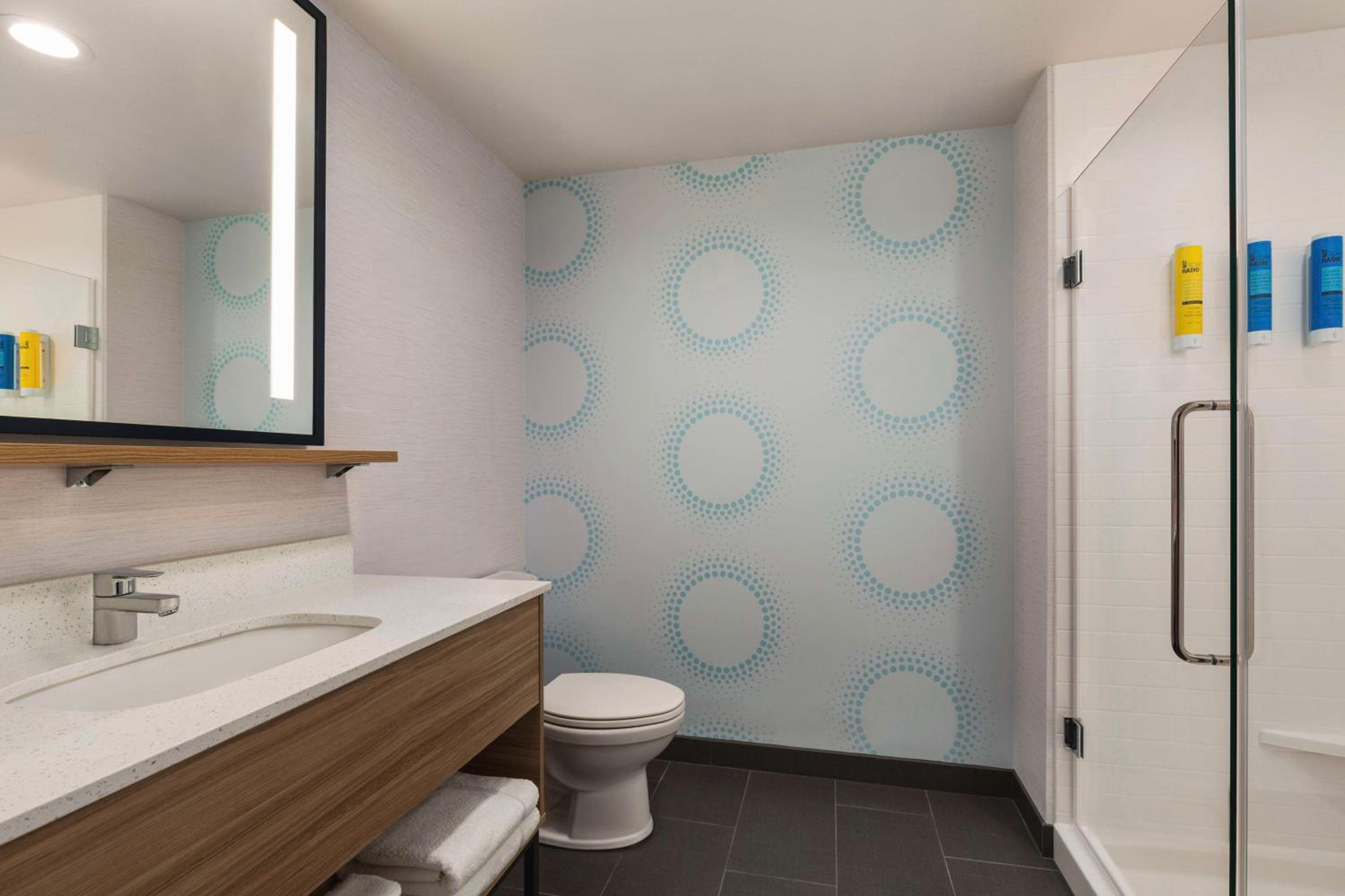 King Room with Walk-In Shower - Photo 3