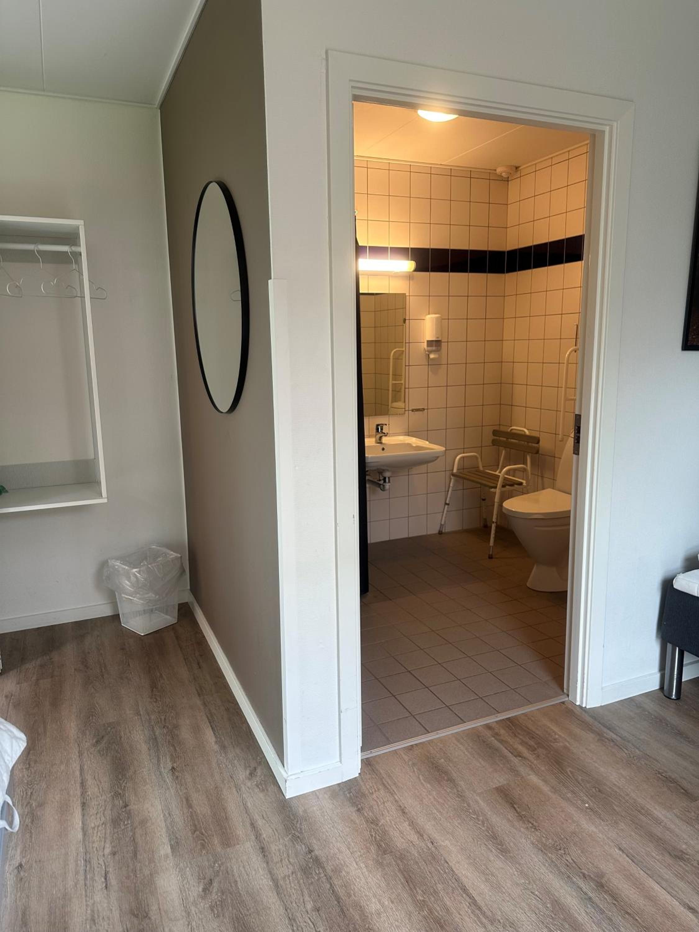 Single Room with Bathroom photo 2