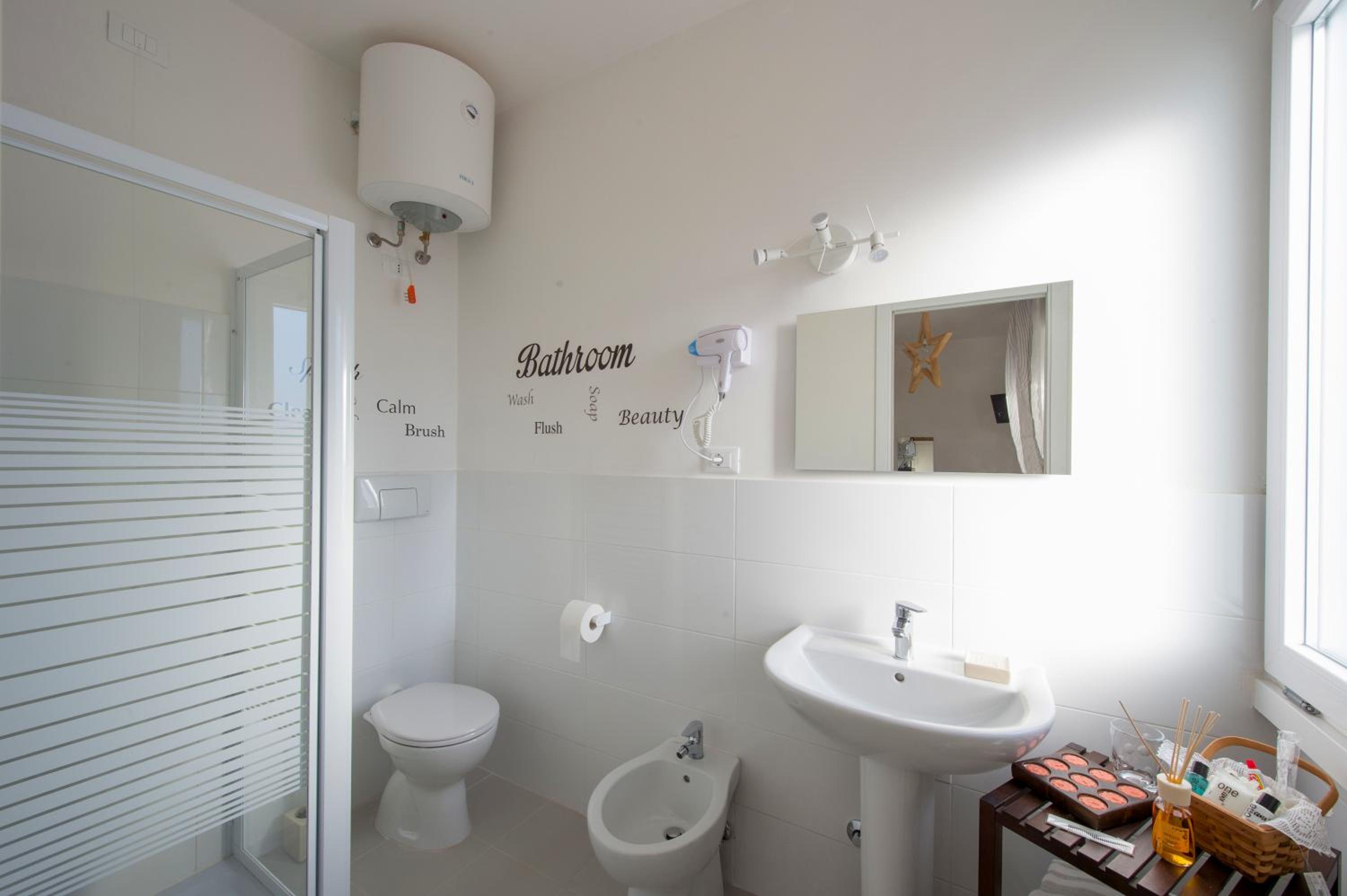 Single Room with Private Bathroom photo 3