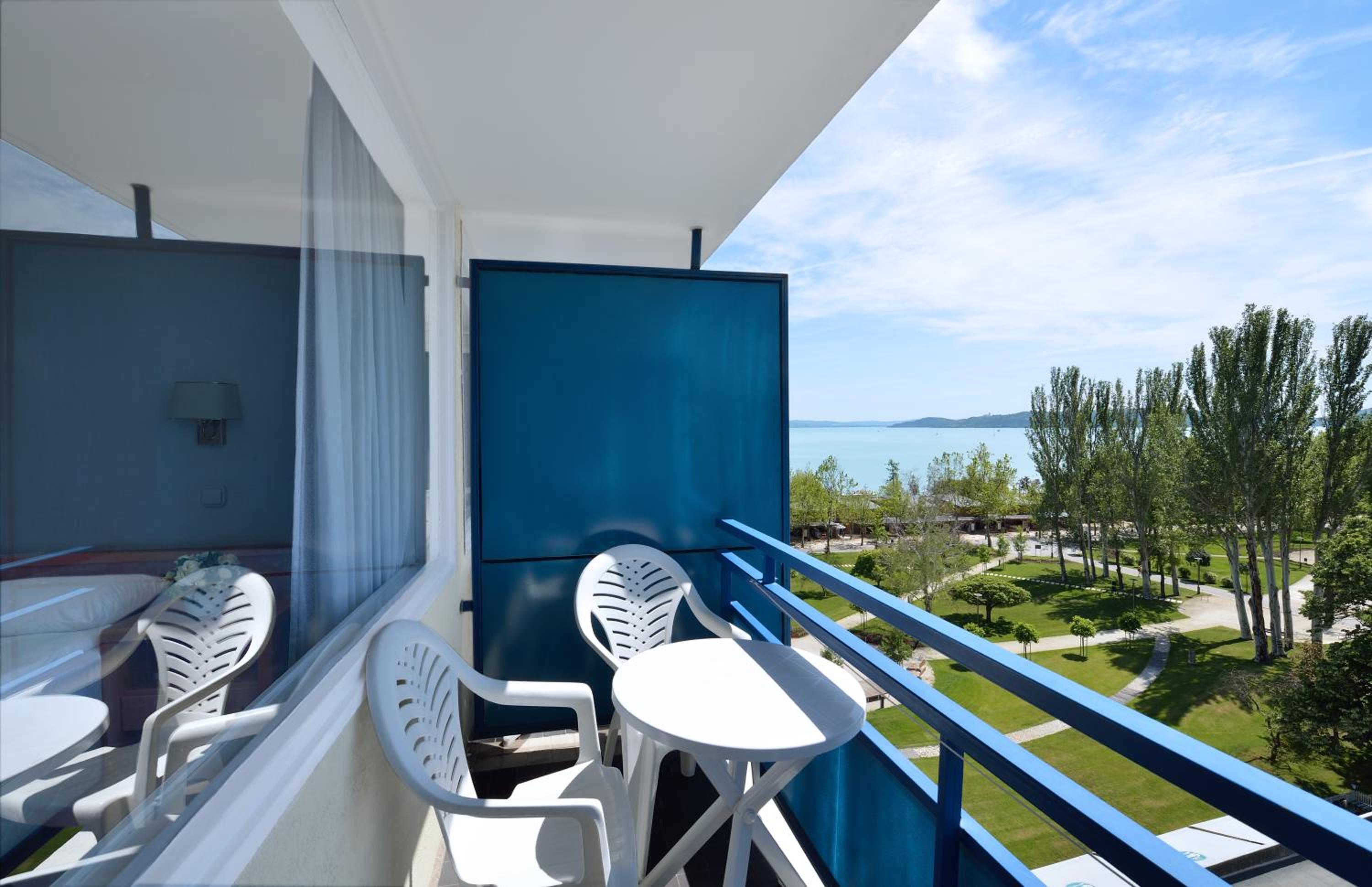 Premium room with lake view- newly refurbised  photo 1