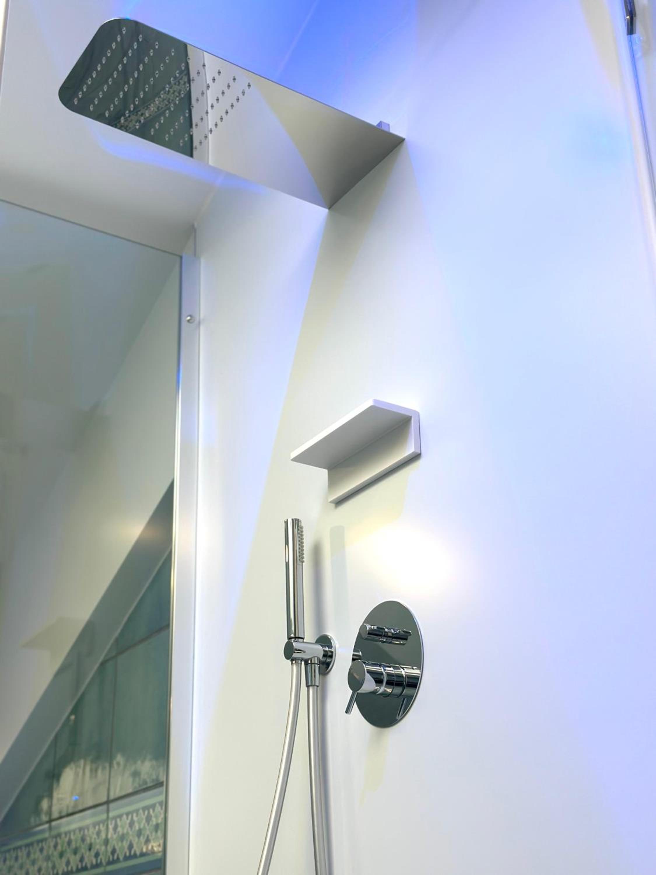 Double Room with Spa Bath - Photo 6