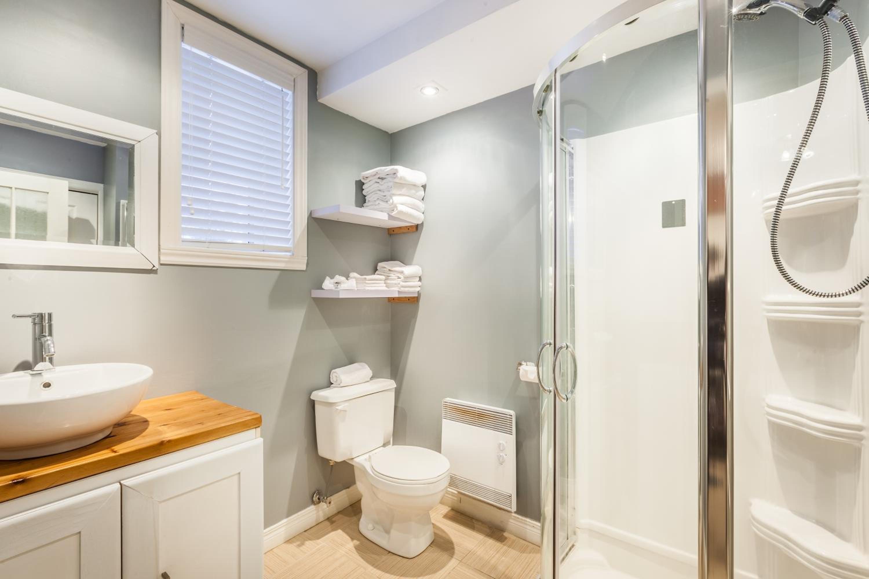 One-Bedroom Apartment - 0.6 mi Away photo 3