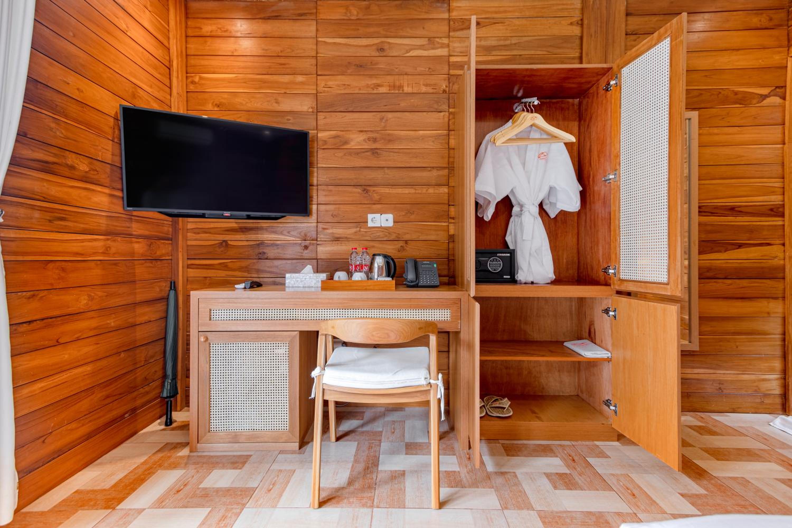 Deluxe King Room - Photo 3