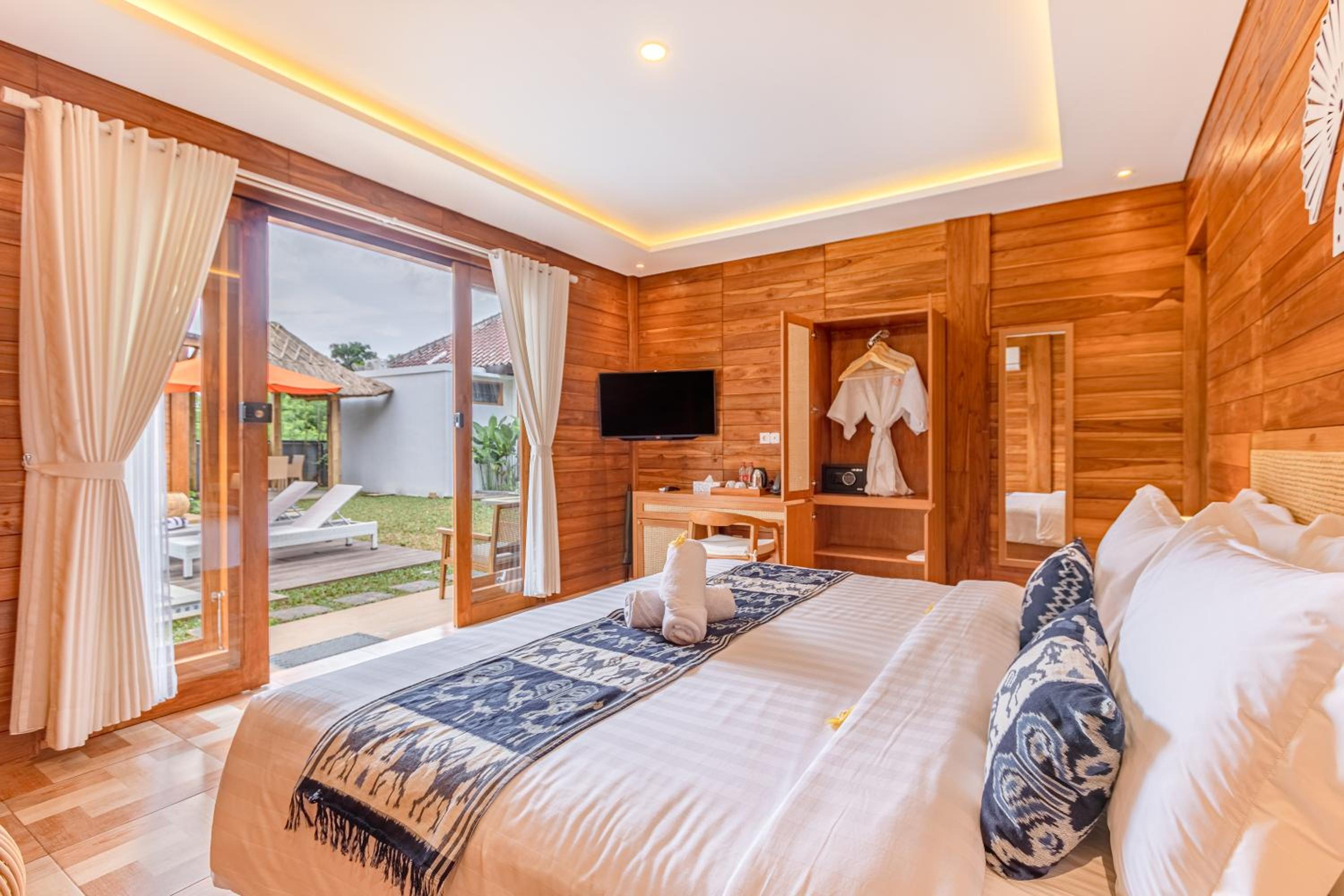 Deluxe King Room - Photo 7