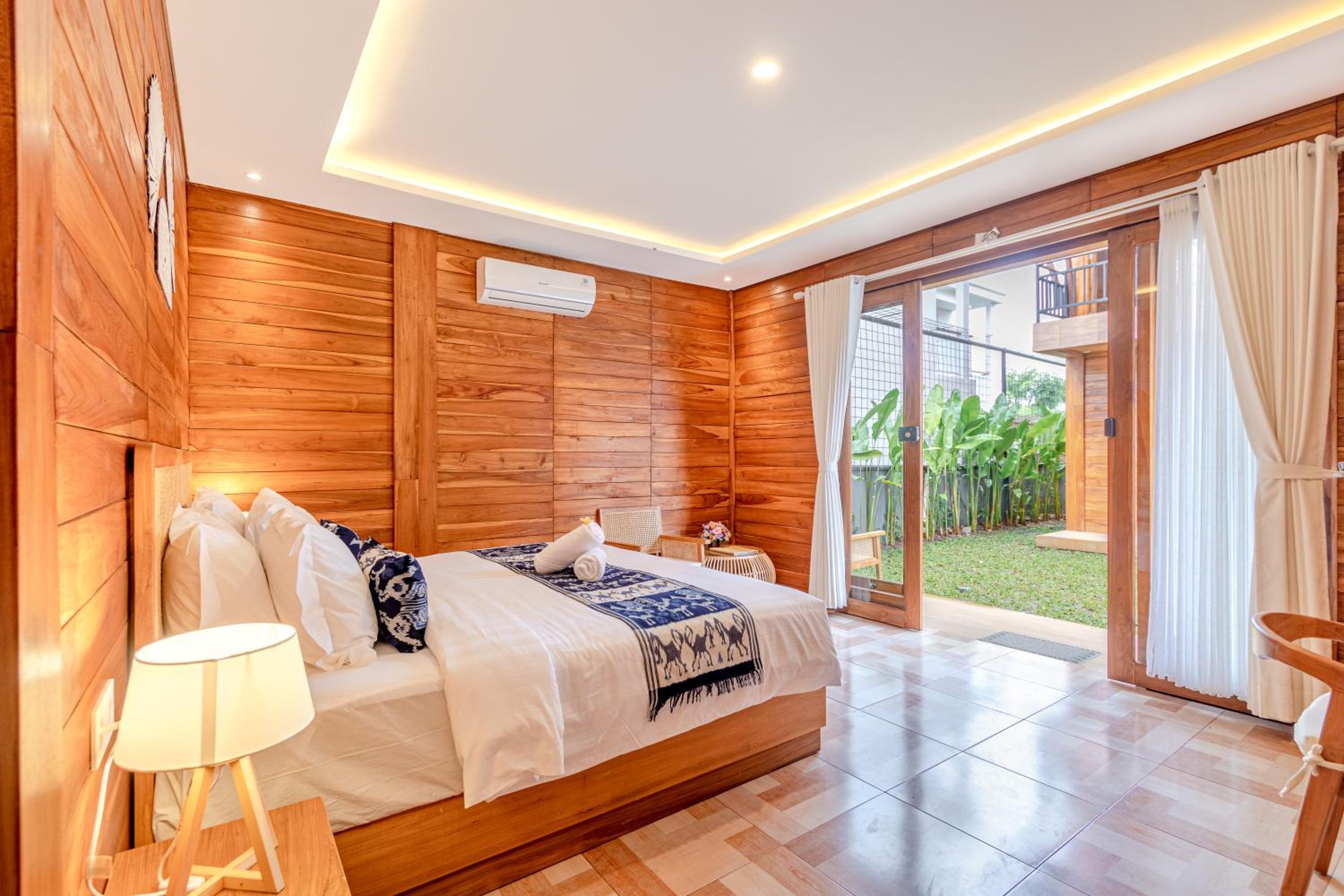 Deluxe King Room - Photo 16