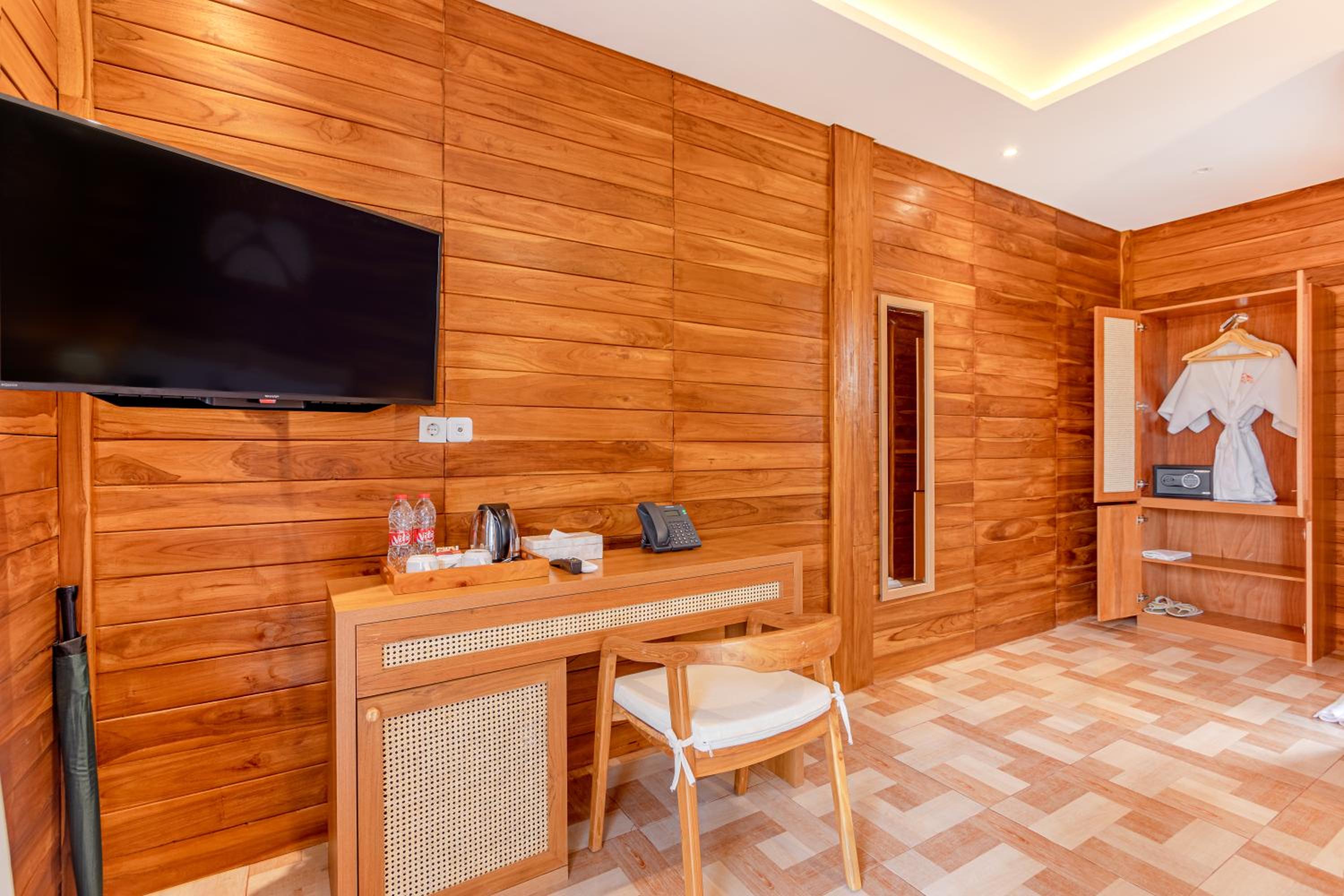 Deluxe King Room - Photo 14