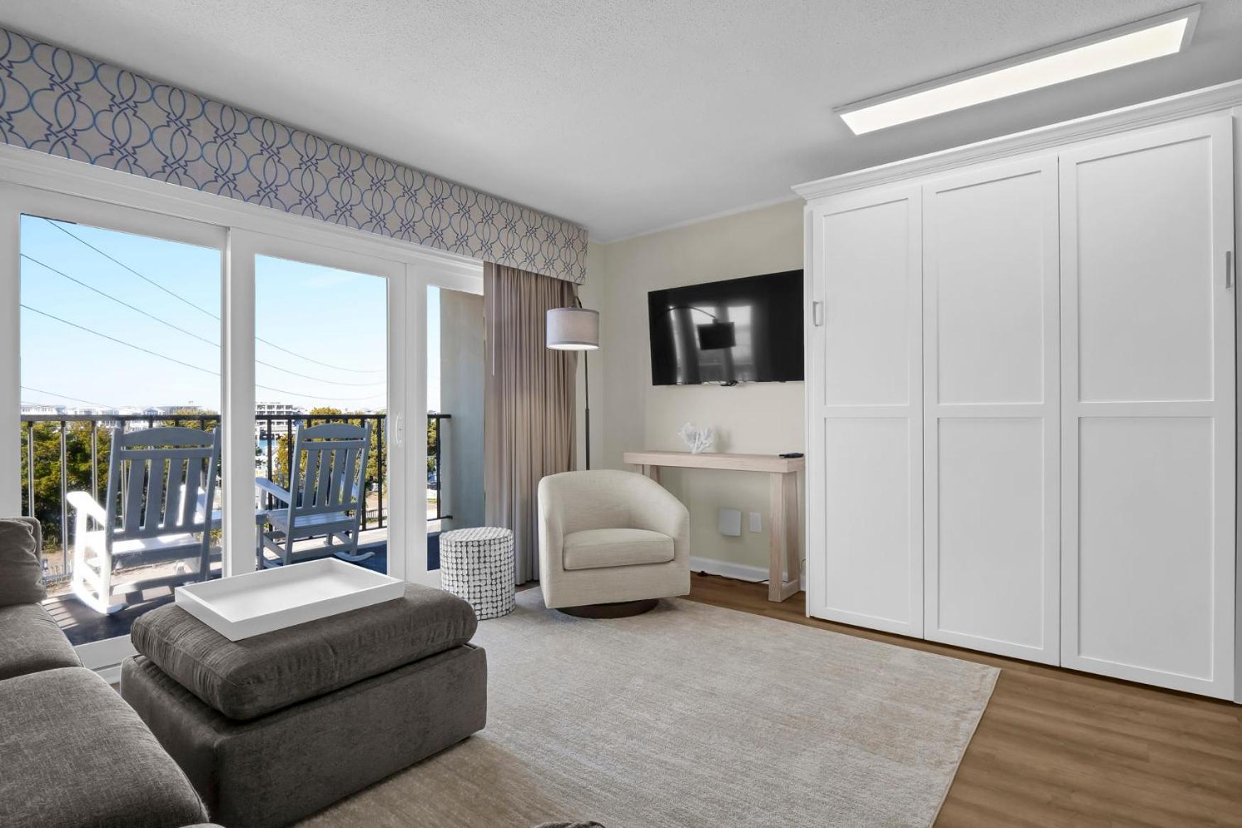 Deluxe One-Bedroom Apartment with Harbor View photo 2