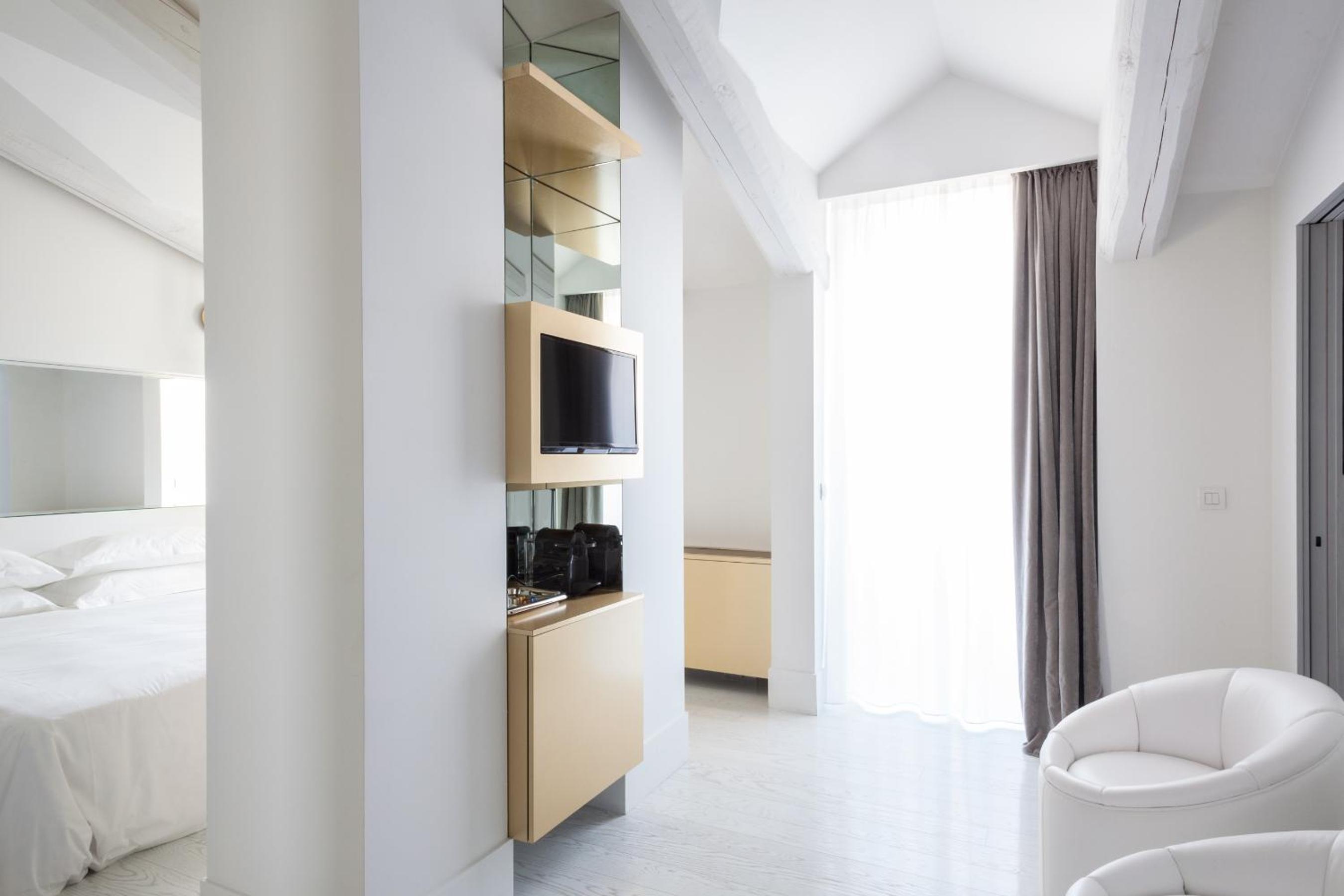 Junior Suite with Terrace and City view photo 2