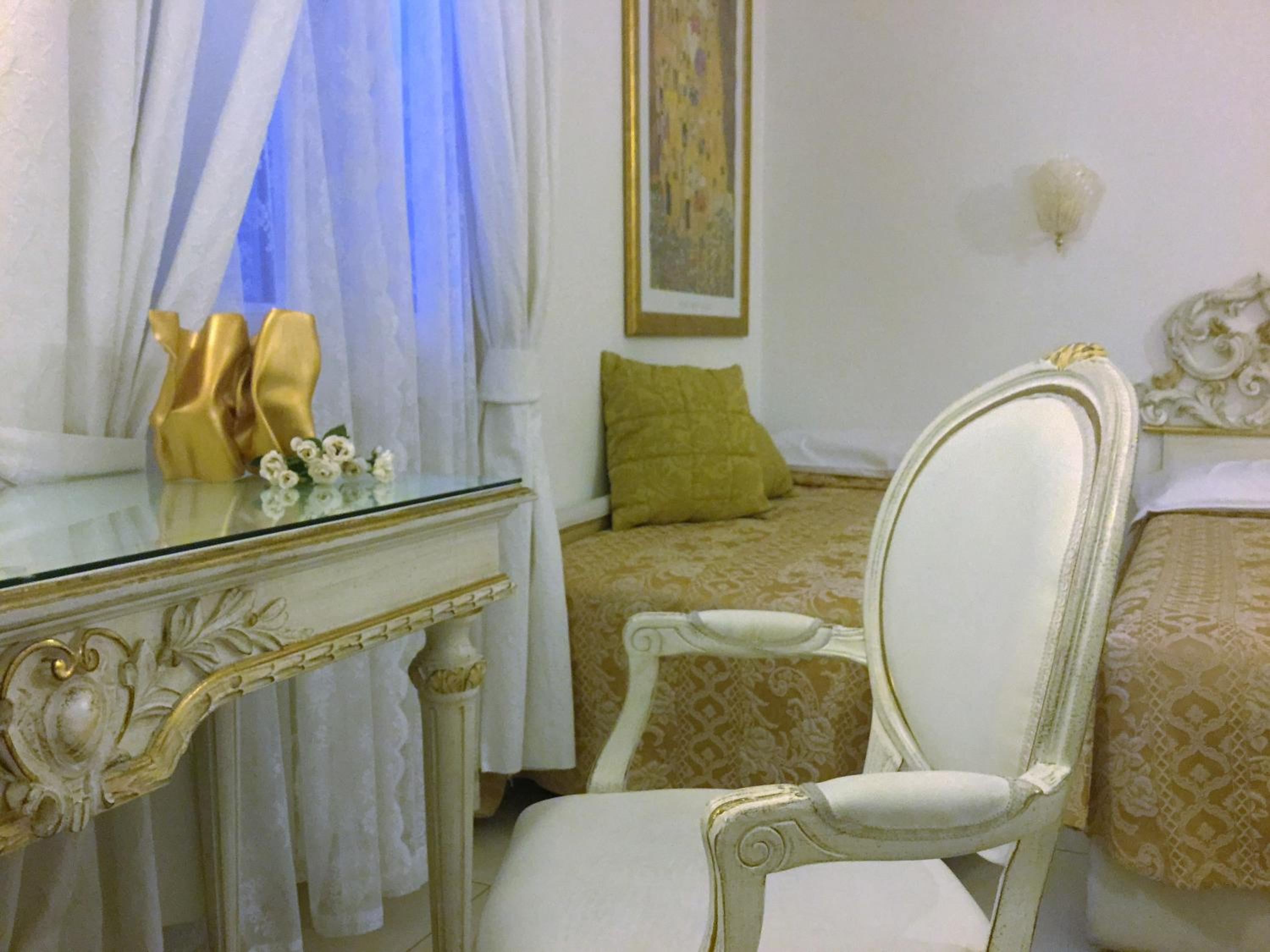 Double or Twin Room - Photo 4